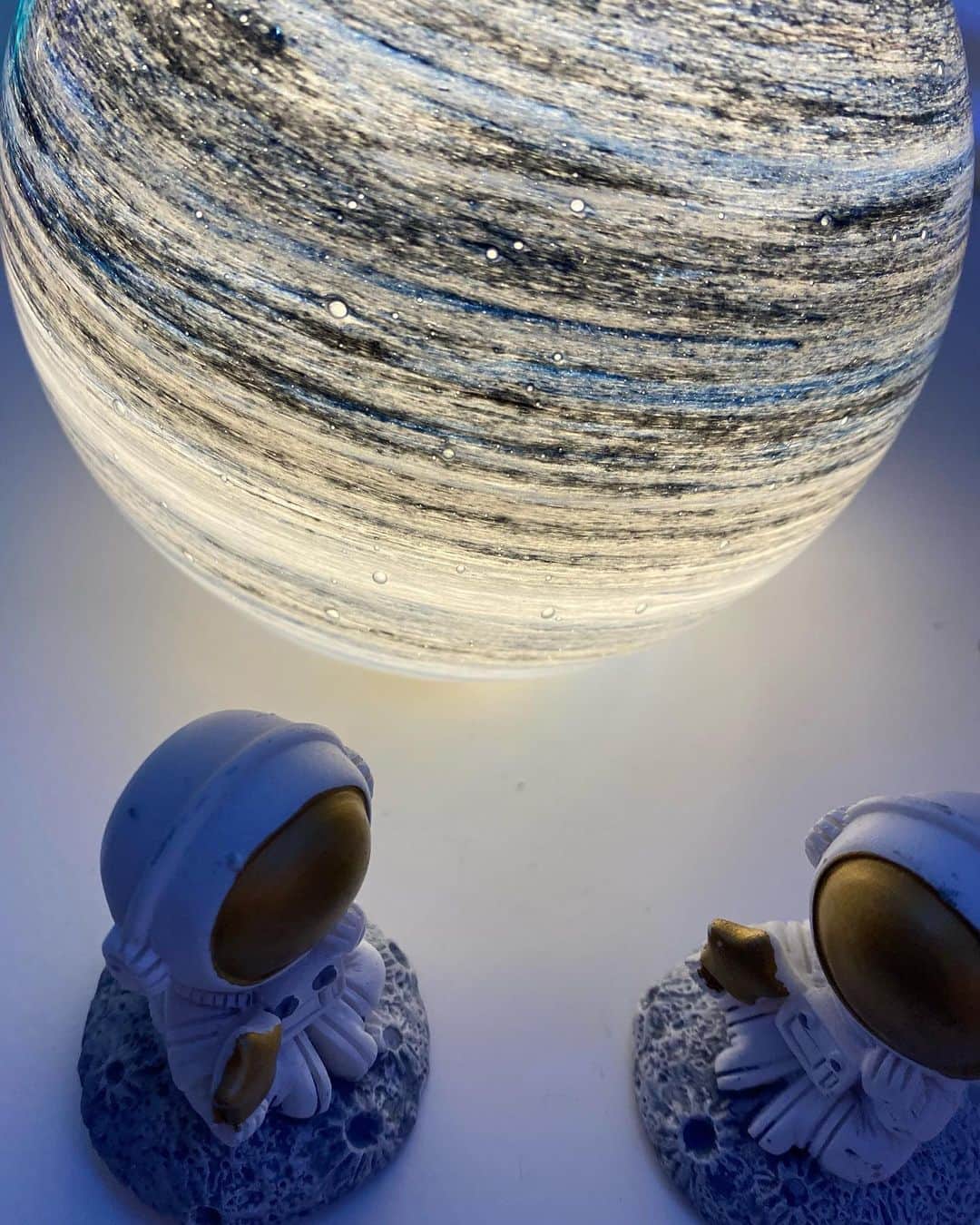 おもてちゃんのインスタグラム：「写真消化🤳  この惑星ランプかわいいでしょ👨‍🚀🌖  最近エアコンが効かなすぎてフィルター掃除したら逆に効きすぎて困っています。」