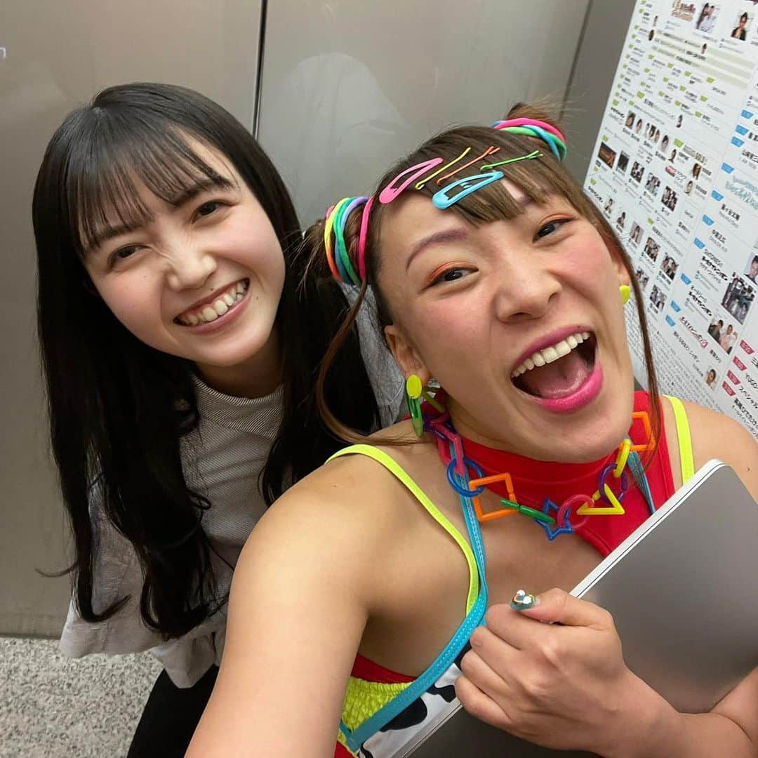 久保史緒里ファンアカウントのインスタグラム：「フワちゃんと久保ちゃん #乃木坂46 #久保史緒里 #久保ちゃん #毎日久保史緒里 #久保ちゃん白すぎ可愛すぎ  #久保史緒里さんしか #毎日がkuboshioriday」