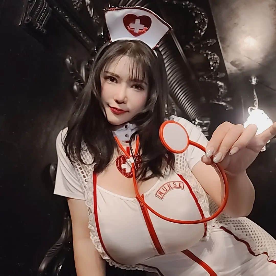 のインスタグラム：「LOVE NURSE IS HERE TO CURE YOU UP💘 愛のナースがあなたをお助け～💉💕  Plz check my OF♥️ LINK-tree on my top page!!  #nursecostume  #nursecosplay」