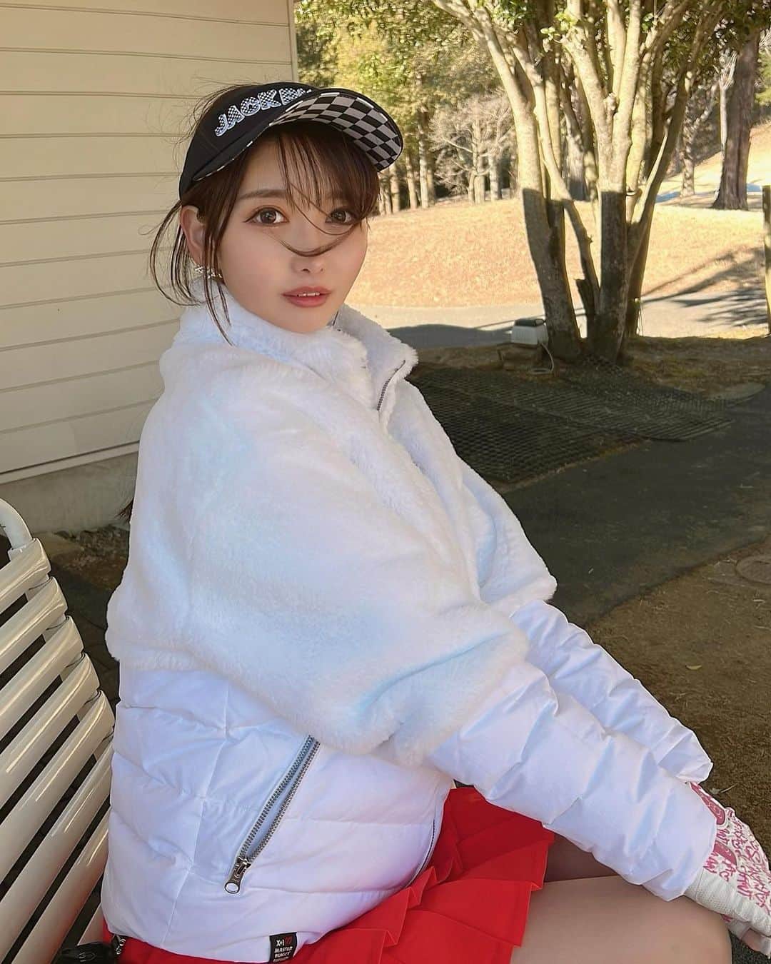 MAYUさんのインスタグラム写真 - (MAYUInstagram)「. 風が強くて髪ボサボサ子だよ🌪 . このバイザーかわいいよね🖤 つばの内側がブロックチェックになってるの🏁🤍 @jackbunny_official  . 暖かくなってきたからこのモコモコダウンの出番ももう少しかな🤔🤍 . #ゴルフ女子#ゴルフ#ゴルフウェア#ゴルフコーデ#ゴルフファッション#ジャックバニー#jackbunny#golf#golfwear#golflife#golfswing#golfer#golfgirl#golfstagram#골프#스포츠#高尔夫球」3月4日 19時15分 - mayu.kina_golf