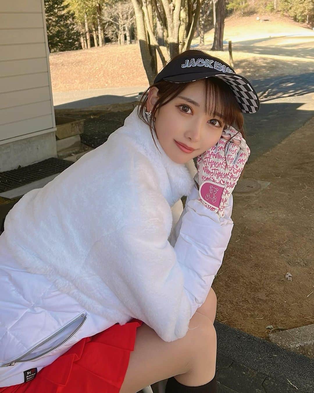 MAYUさんのインスタグラム写真 - (MAYUInstagram)「. 風が強くて髪ボサボサ子だよ🌪 . このバイザーかわいいよね🖤 つばの内側がブロックチェックになってるの🏁🤍 @jackbunny_official  . 暖かくなってきたからこのモコモコダウンの出番ももう少しかな🤔🤍 . #ゴルフ女子#ゴルフ#ゴルフウェア#ゴルフコーデ#ゴルフファッション#ジャックバニー#jackbunny#golf#golfwear#golflife#golfswing#golfer#golfgirl#golfstagram#골프#스포츠#高尔夫球」3月4日 19時15分 - mayu.kina_golf