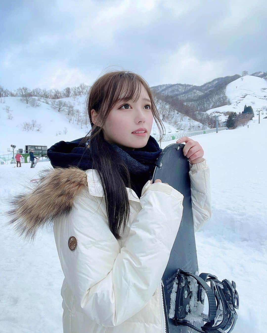 梅村遥奈さんのインスタグラム写真 - (梅村遥奈Instagram)「. . . 今シーズン初！スノボ行ってきた⛄️ . コケすぎて身体中痛い… . . 髪の毛染めたけど、写真じゃわからへん(´･･`) . . . . #奥伊吹スキー場 #グランスノー奥伊吹 #滋賀観光 #滋賀グルメ #関西旅行 #関西ドライブ #スノーボード #スノボ #スノボ女子 #スノボー#アッシュカラー #アッシュグレー #オリーブベージュ #オリーブグレージュ #オリーブカラー #オリーブアッシュ #ロングヘア #ロングヘアアレンジ」3月4日 19時10分 - u.haruna_