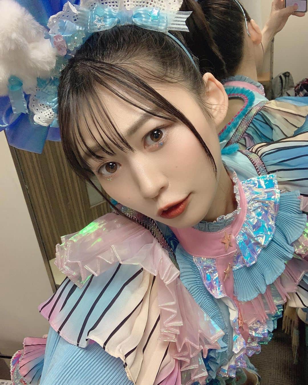 空野青空のインスタグラム：「#でんぱ組.inc ꫛꫀꪝ✧‧˚single 〘 ドキ+ワク=パレード！ 〙  MV観てくれたかいー？🎡👀✨ でんぱーくのパレードはこんな感じなのです（おそらく）想像しつつ観てくれると嬉しき〜〜〜🧠  MV撮影の日はもえにゃっちさん（ギャルマインドが神なメイクさん）がおメイクしてくれたのだけど、ずーっと今後の人生について語り合ってた😌今思えばパレード前にどんな話しとるんや（笑）  書いてるうちにもえにゃっちさんに会いたみが増してきますなぁ🧖‍♀️  おめめきらきらっ にゃっそーでした🐱  おやすみーんみん🌳  #おやすみなさい  #でんぱ組.inc #dempagumi  #夢はジュエル #新曲 #mv #musicvideo  #ott御殿 #衣装 #アイドル #あおにゃん #空野青空」