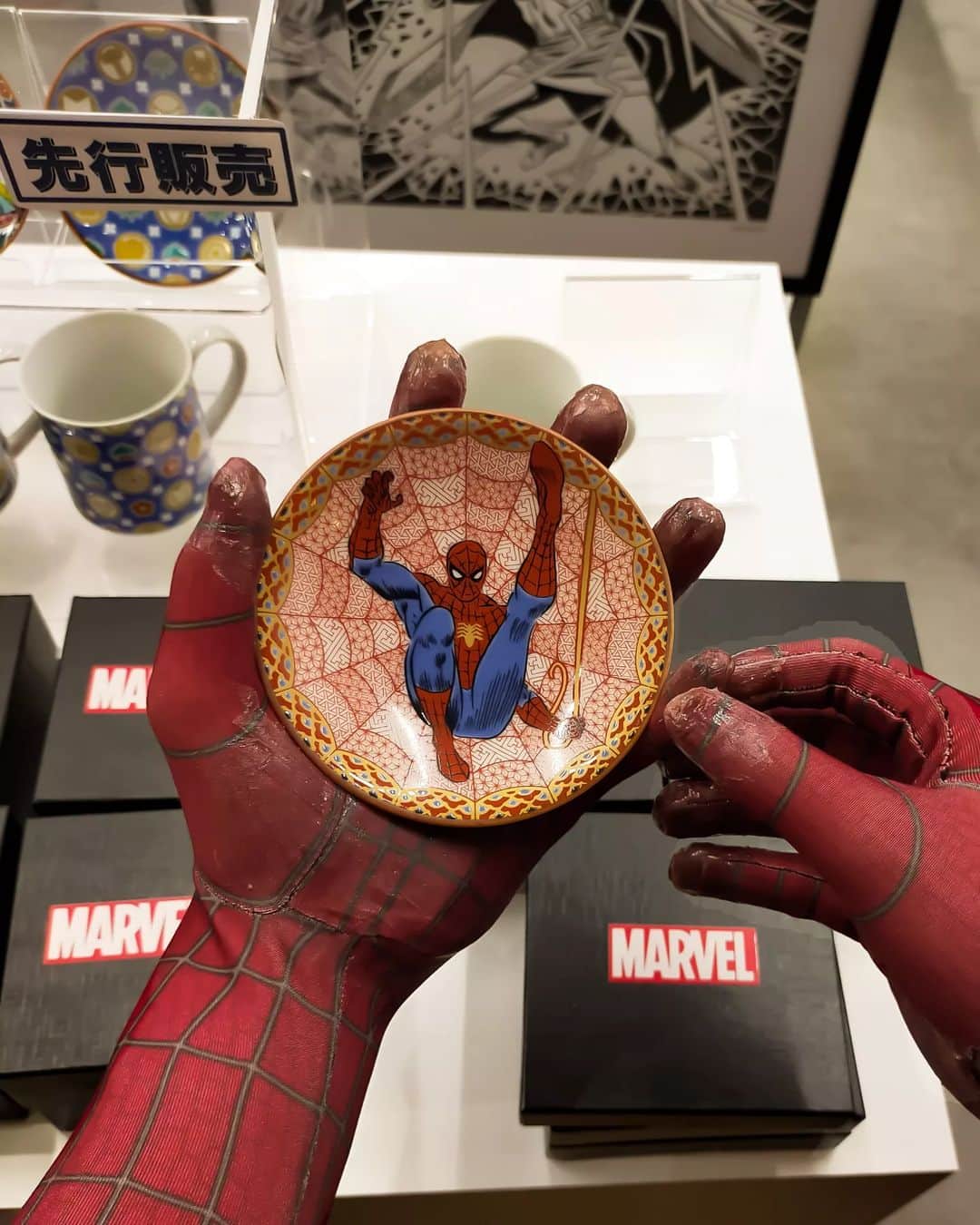 Japanese Spidermanさんのインスタグラム写真 - (Japanese SpidermanInstagram)「・⁡ ■本日、東京ソラマチのマーベルストアOPEN @marvelstyle_jp ・⁡ 一足先にお邪魔してきました😙⁡ ・⁡ 定番の商品はもちろんのこと、⁡ スパイダーマン ノー・ウェイ・ホームの可愛いグッズが先行発売されています🕷⁡ ・⁡ 僕のオススメは小皿（九谷焼）⁡ 和×洋が最高に合ってます。⁡ 立てて飾るのがベスト★⁡ ・⁡ 色々映えるところがあり、ヴェノムのコスプレさんと一緒に行けば面白かったかも・・・ コスプレイヤーの方は以下のメールに📩頂ければ幸いです(^^) marvelmaberu62@gmail.com ・ スカイツリーのすぐ側なので、是非！⁡ ・⁡ #週末ヒーロー#スパイダーマン#マーベル#マーベルコミック#マーベルスタジオ #マーベルグッズ#マーベル好き#アメコミ#アメコミグッズ#マーベル好きな人と繋がりたい#キャプテンアメリカ#アベンジャーズ#アイアンマン#マイティーソー#コスプレ#cosplay#ヴェノム #トニースターク#マーベル展#マーベルコスプレ好きと繋がりたい#marvel#marveljp#spiderman⁡」3月4日 19時18分 - takemix5271