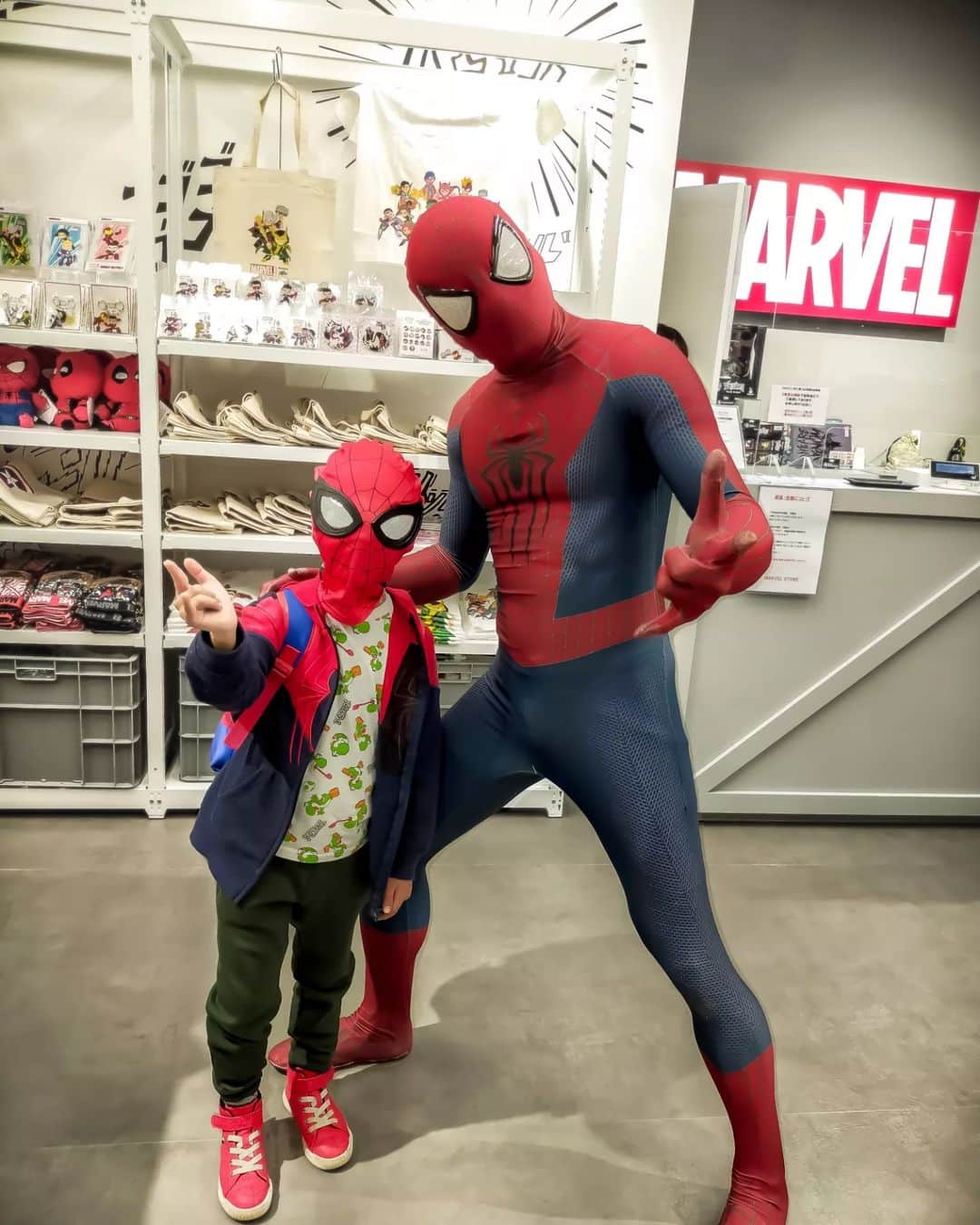 Japanese Spidermanのインスタグラム：「・⁡ ■本日、東京ソラマチのマーベルストアOPEN @marvelstyle_jp ・⁡ 一足先にお邪魔してきました😙⁡ ・⁡ 定番の商品はもちろんのこと、⁡ スパイダーマン ノー・ウェイ・ホームの可愛いグッズが先行発売されています🕷⁡ ・⁡ 僕のオススメは小皿（九谷焼）⁡ 和×洋が最高に合ってます。⁡ 立てて飾るのがベスト★⁡ ・⁡ 色々映えるところがあり、ヴェノムのコスプレさんと一緒に行けば面白かったかも・・・ コスプレイヤーの方は以下のメールに📩頂ければ幸いです(^^) marvelmaberu62@gmail.com ・ スカイツリーのすぐ側なので、是非！⁡ ・⁡ #週末ヒーロー#スパイダーマン#マーベル#マーベルコミック#マーベルスタジオ #マーベルグッズ#マーベル好き#アメコミ#アメコミグッズ#マーベル好きな人と繋がりたい#キャプテンアメリカ#アベンジャーズ#アイアンマン#マイティーソー#コスプレ#cosplay#ヴェノム #トニースターク#マーベル展#マーベルコスプレ好きと繋がりたい#marvel#marveljp#spiderman⁡」