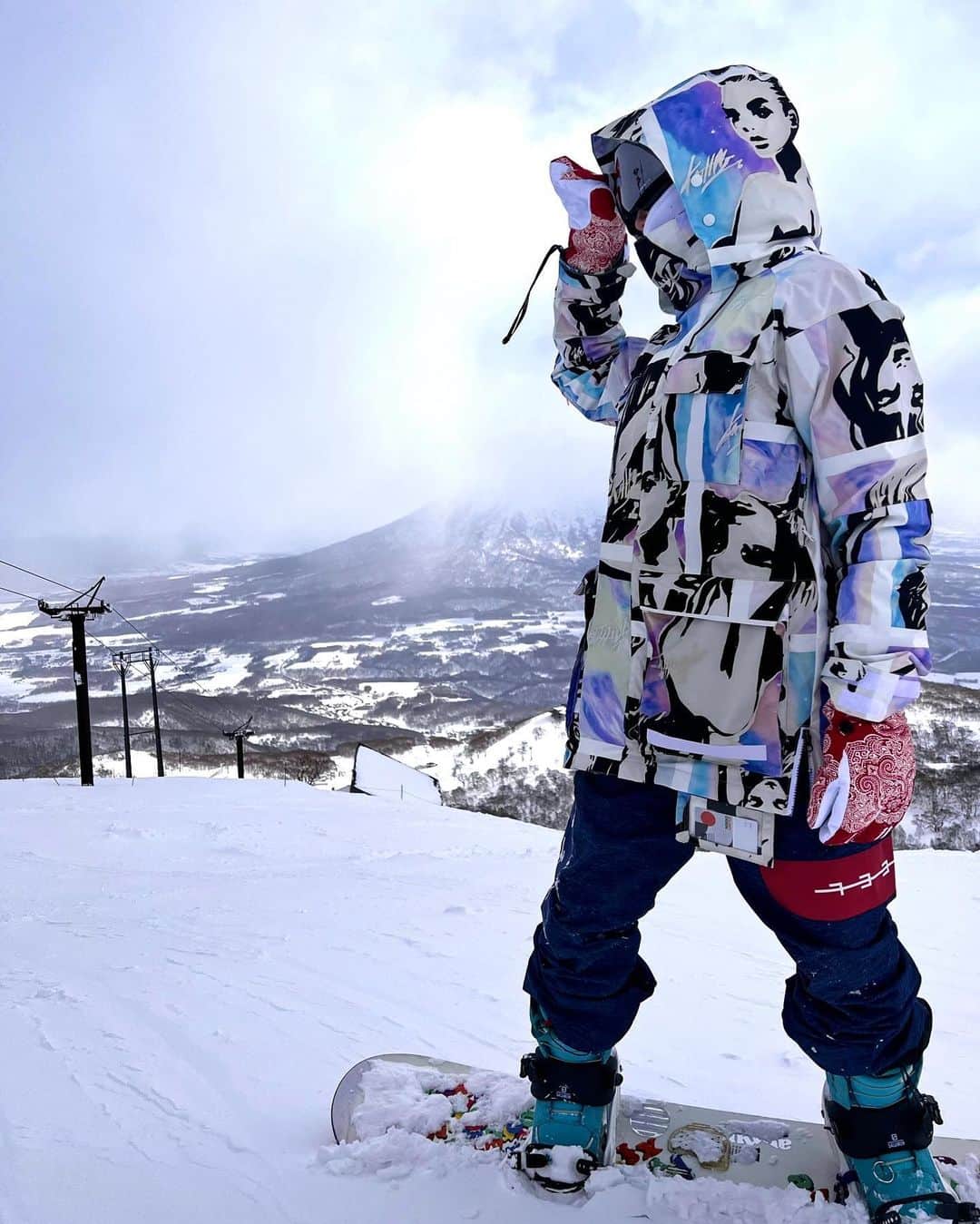 山崎みどりさんのインスタグラム写真 - (山崎みどりInstagram)「HOKKAIDO NISEKO Snowboard day🏂  お気に入りのユニセックスREDペイズリーグローブは @marqleen の新作♥️  めちゃくちゃ可愛くて、しかもあったかい♥️ そしてミトンに見えて、指が二股に分かれてるから使いやすい✨  この日は Snow wear... @marqleen  goggle... @dragon_japan  board & boots... @burton  binding... @salomon   だったよ♥️ ────────────────────────── #スノボ#スノーボード#🏂#❄️#スノボー女子 #スノボウェア #marqleen #スノボー動画 #snowboarding #snowboard #snowboardgirl #hokkaido #enjoysnowboarding #niseko #nisekojapan」3月4日 19時19分 - midori_yamasaki_