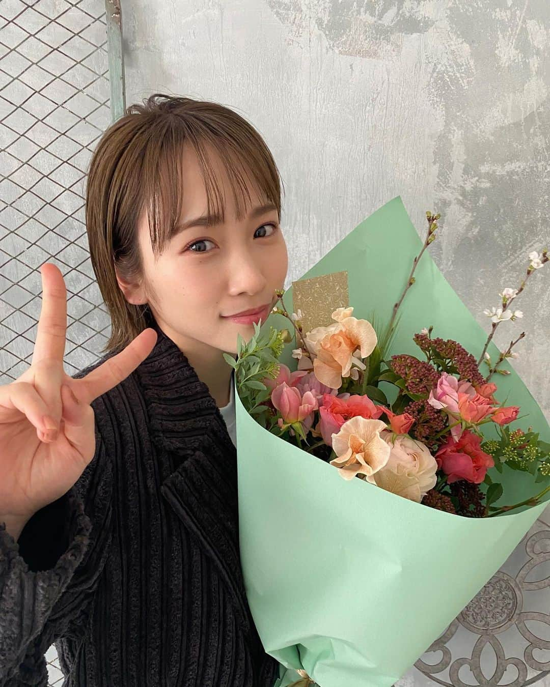 川栄李奈さんのインスタグラム写真 - (川栄李奈Instagram)「マネージャーさんが朝ドラお疲れ様と 花束をくれました💐 嬉しいな〜♡ さて、明日は「びわ湖開き」1日船長を務めさせていただきます。 楽しみや〜！」3月4日 19時29分 - rina_kawaei.official