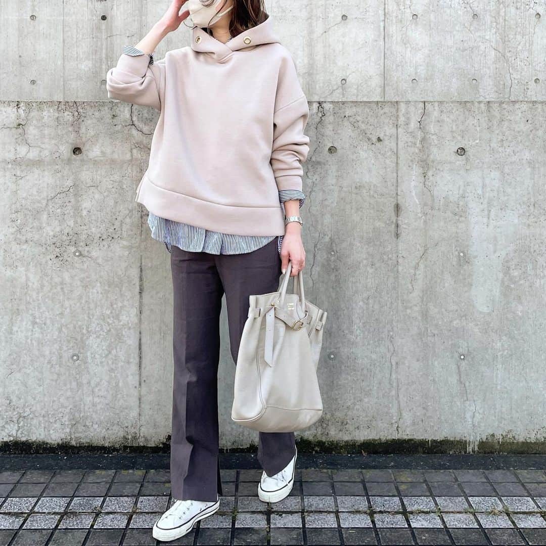 mmk__56のインスタグラム：「2022.3.4 . . いつだったかのコーデ😗 バッグ白でも良かったかなぁ〜💭 . パーカー… @damefrank_official  パンツ… @plage_jp  バッグ… @youngandolsen  スニーカー… @converse_jp . #ママコーデ#ママファッション#今日の服#今日のコーデ#着回しコーデ#プチプラコーデ#シンプルコーデ#ロカリ#大人カジュアル#locari#ootd_kob#mamagirl#冬コーデ#冬服コーデ#damefrank#ダムフランク#パーカーコーデ#春服コーデ#フーディー#プラージュ#ヤングアンドオルセン#レイヤードコーデ#コンバースコーデ#スニーカーコーデ」
