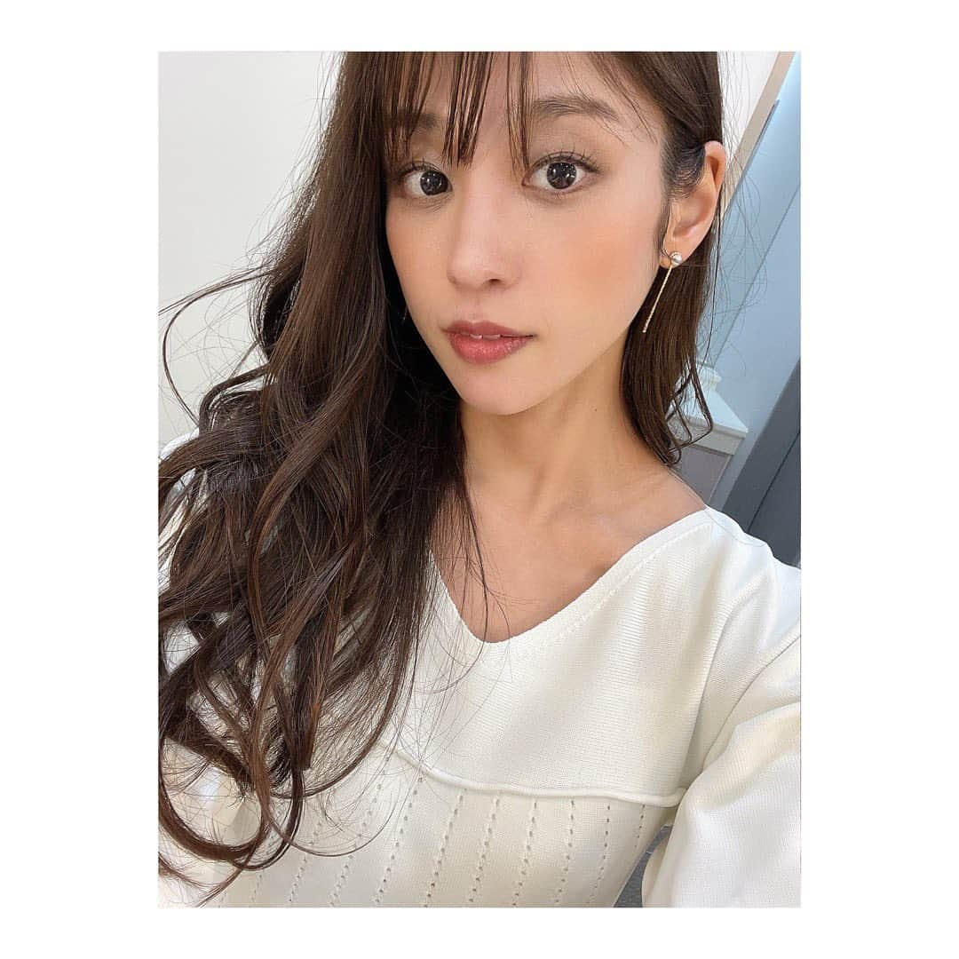 岡副麻希さんのインスタグラム写真 - (岡副麻希Instagram)「. 今週は本当にバタバタで目ばちこになりかけるし 膀胱炎になるし、てんやわんやしてました😗 ⁡ ⁡ トークアプリの無料トーク担当の今日、 遊びに来てくれた方ありがとうございます！ わちゃわちゃで驚かせた方、お恥ずかしいです笑 明日以降もセントフォースのどなたかが 日替わりで担当されるのでおたのしみに🥰 ⁡ そして明日の夜は、 Rakuten スーパーSALE Special Live生配信！ 今回も進行を務めます🥰 またまたQOLが満たされる商品ばかり🥺♡ 明日の夜，お会いしましょう〜(*^^*)  @livepark_jp  ⁡ ⁡ ⁡ 衣装 ⁡👗#celford  💎#vendomeaoyama  ⁡ 白いワンピースだったので、 パールのピアスを選びました🤍  #楽天スーパーSALE #rakuten」3月4日 20時25分 - maki_okazoe_official