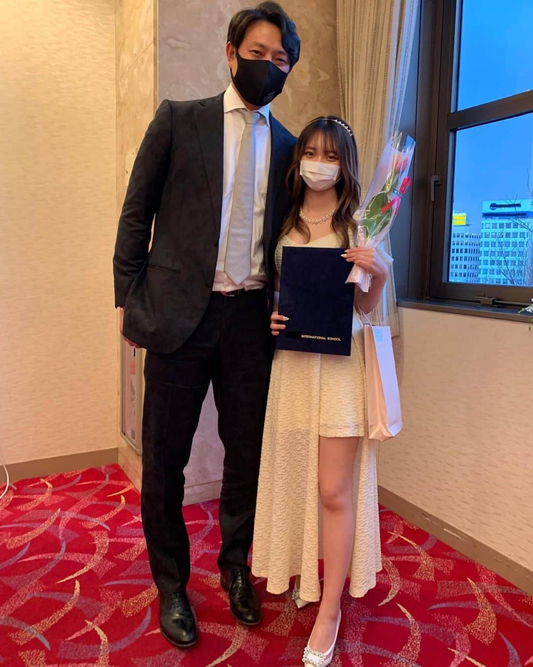 岩隈久志のインスタグラム：「長女の高校の卒業式が終わりました^_^  来月から大学生なんて信じられません。  学ぶ事が多くなって来ると思いますが、彼女らしく地道にコツコツと楽しんで欲しいと思います^_^  My beautiful daughter graduated from high school yesterday :)  Love you and enjoy your college life!」