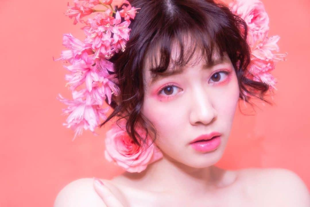 岡本杏理のインスタグラム：「共同体。 #coralpink#diamondlily#anrisflower」