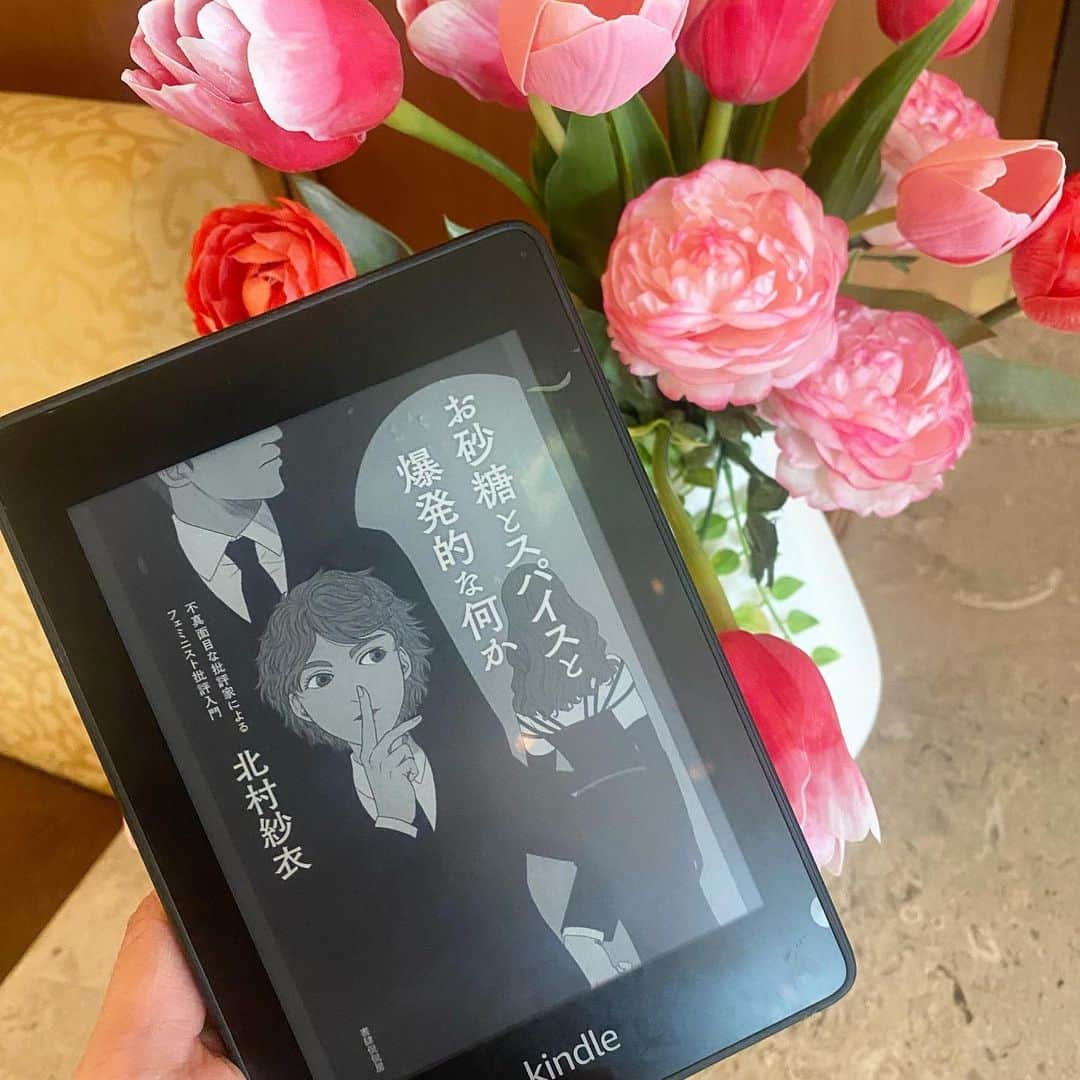 東紗友美さんのインスタグラム写真 - (東紗友美Instagram)「【読書📚お砂糖とスパイスと爆発的な何か】 こんなに鋭い着眼点の#ファイトクラブ　評にはもう出会えないかもしれない。 映画ドライブマイカーで注目されてる#ワーニャ伯父さん 評も最高だった。取り上げている題材のセンスあって大変面白く読み切りました。  いつも色々アドバイスしてくださる作家の榎本 憲男先生から 「東さん、読むべきだよ」とご連絡いただき熟読📕✨ありがとうございます。  アンパンマン音楽が爆音で鳴る横で、必死に読よみきりましたので学びもひとしお笑 #お砂糖とスパイスと爆発的な何か  #北村紗衣 #読書記録 #読書好きな人と繋がりたい #読書日記 #読書メモ #映画　#映画好きな人と繋がりたい」3月4日 20時52分 - higashisayumi