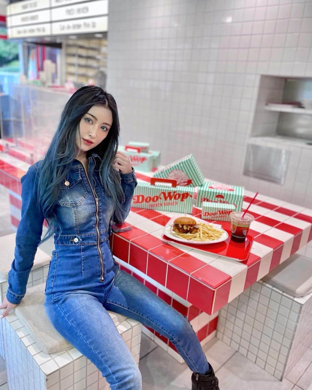 美咲あいりのインスタグラム：「_ 𝑆𝐻𝐸𝐼𝑁❤️‍🔥 ⁡ ⁡ Denim Jumpsuit: 3464302 Boots: 7944757 ⁡ ⁡ 4月15日まで クーポンコード" spring3535 " ⁡ 1～5,999円まではセール価格より15%OFF♡ 6,000円以上は20%OFFに♡ ⁡ ⁡ @sheinofficial @shein_japan  #SHEIN #SHEINgals #SHEINlove #OOTD #doowop #hamburger #denim #Jumpsuit」