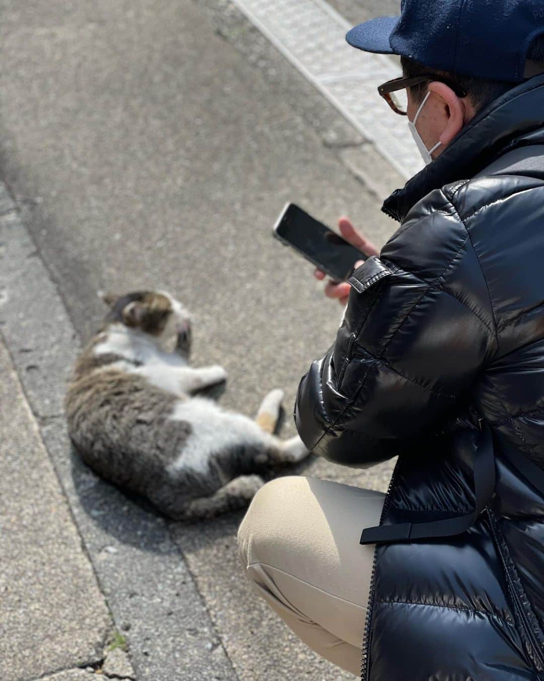 山口もえのインスタグラム：「・  街でネコを見つけると すぐに写真を撮りたがる夫 そんな夫をカメラにおさめる妻  #日常#夫婦#散歩日和#猫  #久々の #デート#❤️ ならぬ #お墓参り  に行ってきたよ😊」