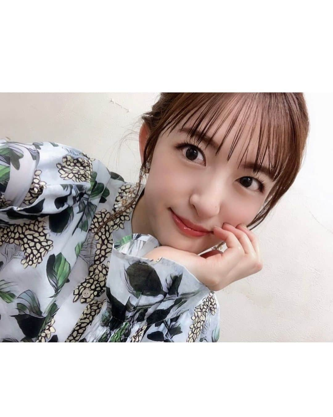 小松未可子さんのインスタグラム写真 - (小松未可子Instagram)「映画「 #ブルーサーマル 」 初日舞台挨拶に参加しました！  #橘正紀 監督 #堀田真由 さん #島﨑信長 さん #榎木淳弥 さん  と共に登壇させて頂きました。  今回も、衣装に爽やかなブルーを添えて😎(料理名かな) ネイルも新調して、春の色の中にほんのりブルーを入れてもらいました💐 (ささくれはいつものこと)  最後に紙飛行機を飛ばしたのは、なんだか青春を感じましたね…(˶‾᷄ ⁻̫ ‾᷅˵) 賑やかで楽しい時間でした。  上昇気流に乗って、ぐんぐん空に近づいていく。  この手で掴めそうな美しい青。  青の先には、掴みたい想いが待っている…！！  この春に、感じてほしい風がここにあります。  劇場で、お待ちしております！」3月4日 21時11分 - mikako_komatsu