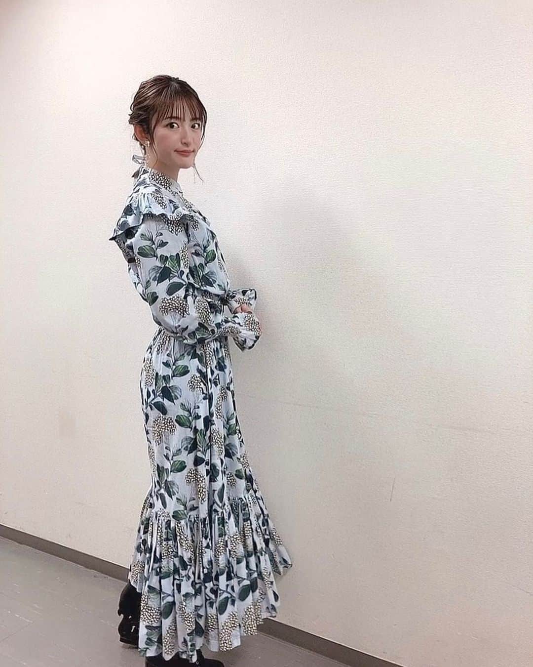 小松未可子さんのインスタグラム写真 - (小松未可子Instagram)「映画「 #ブルーサーマル 」 初日舞台挨拶に参加しました！  #橘正紀 監督 #堀田真由 さん #島﨑信長 さん #榎木淳弥 さん  と共に登壇させて頂きました。  今回も、衣装に爽やかなブルーを添えて😎(料理名かな) ネイルも新調して、春の色の中にほんのりブルーを入れてもらいました💐 (ささくれはいつものこと)  最後に紙飛行機を飛ばしたのは、なんだか青春を感じましたね…(˶‾᷄ ⁻̫ ‾᷅˵) 賑やかで楽しい時間でした。  上昇気流に乗って、ぐんぐん空に近づいていく。  この手で掴めそうな美しい青。  青の先には、掴みたい想いが待っている…！！  この春に、感じてほしい風がここにあります。  劇場で、お待ちしております！」3月4日 21時11分 - mikako_komatsu