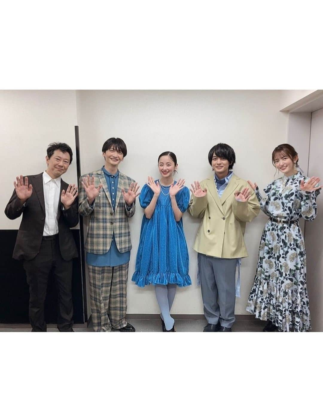 小松未可子のインスタグラム：「映画「 #ブルーサーマル 」 初日舞台挨拶に参加しました！  #橘正紀 監督 #堀田真由 さん #島﨑信長 さん #榎木淳弥 さん  と共に登壇させて頂きました。  今回も、衣装に爽やかなブルーを添えて😎(料理名かな) ネイルも新調して、春の色の中にほんのりブルーを入れてもらいました💐 (ささくれはいつものこと)  最後に紙飛行機を飛ばしたのは、なんだか青春を感じましたね…(˶‾᷄ ⁻̫ ‾᷅˵) 賑やかで楽しい時間でした。  上昇気流に乗って、ぐんぐん空に近づいていく。  この手で掴めそうな美しい青。  青の先には、掴みたい想いが待っている…！！  この春に、感じてほしい風がここにあります。  劇場で、お待ちしております！」