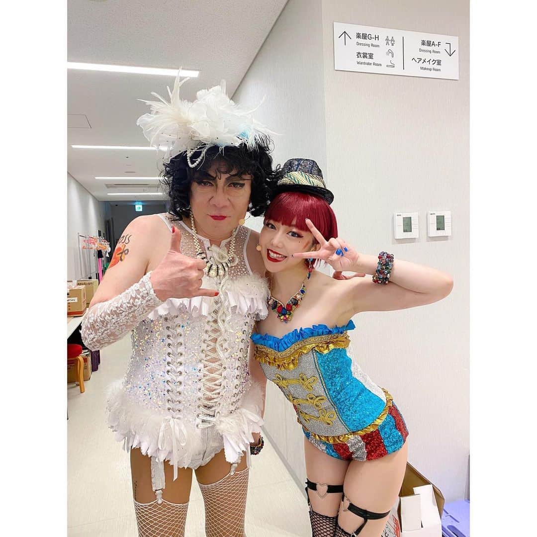 峯岸みなみのインスタグラム：「「ロッキー・ホラー・ショー」終わってしまったことを自覚したくなくて、いつまでも気持ちを綴らずフワフワしたまま過ごしていたいというのが本音ですが、日が経って匂いがしなくなる前にちゃんと文章に残したくて、やっとの思いで取りかかってみます。長くなりますが良かったら読んでやってください。  2017年に友達とサンシャイン劇場で観劇していたこの作品にまさか出演できるなんて1ミリたりとも思っていなかったので、お話をいただいた時は本当にびっくりしました。私があの最高集団の中に...⁉︎と凄く興奮したことを覚えています。いざお稽古が始まると、舞台やミュージカルの経験が圧倒的に少ない自分にとって高すぎる壁だと感じる瞬間があまりに多く、無力さに打ちひしがられる日々でした。そんな時に支えてくれたのは演出の河原さんからの「みなみちゃんとコロンビアは意外と似たところがあると思う」という言葉と、古田新太さんからの「おバカで可愛ければ勝ちだぞ」という言葉でした。その言葉を胸に、自分の内に秘めたものを少しずつ開放していく作業がだんだんと気持ち良くなっていくことが面白かった。自分にできることは何だろう、自分にしかできないことは何だろう、素晴らしすぎるカンパニーのひとつのピースになりたくてがむしゃらだった毎日が振り返るととても愛おしいです。  本当の意味でこの作品の楽しさを知ったのは本番が始まってから。神奈川公演が中止になってしまい、その先への不安も募る中、大阪で幕が開いた感動はひとしおでした。「これはお芝居なの？ライブなの？なんなの？」って胸の中の興奮を抑えながらコロンビアちゃんとして躍動することに夢中になりました。連日の公演で確実に体力はすり減っているはずなのにステージの上ではそんな現実的なことは全部吹き飛んじゃうくらい、それこそやばいガスを吸っているみたいな（笑）毎日がどんギマリでした。大千穐楽まで駆け抜けることができるのかとか、ロキホラ終わったらなにして生きていこうとか、世界ではとても悲しいことが起きているとか、一旦全部忘れてタイムワープできるあの時間が本当に本当に幸せでした、、大変な毎日の中で迷いもありながらご来場してくださった皆様も同じ気持ちだったらいいな。  “めちゃくちゃなことをウルトラスーパー真剣にやる” その面白さを最高にかっこいい先輩たちが教えてくれました。AKB48を卒業してから、どんな風に生きていくか迷っている私に人生はまだまだ楽しいことがありそうだぞと思わせてくれました。  5年前に客席から憧れた古田さんのフランク・フルターを一番近くで感じることができた特別な日々を忘れません。沢山の愛をありがとうございました。  あれだけ夢中になったのに、今はただただ空っぽで『まじで何だったんだ...』と思うこの気持ちこそがロッキー・ホラー・ショーという宴に参加した何よりの証拠なのだと思います。  💋」