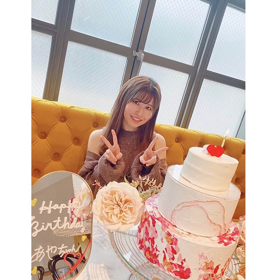 上村彩子のインスタグラム：「お誕生日祝いしてもらいました🎂💗 アイラちゃんが撮ってくれたよ📸 写真見て思ったけど髪伸びたなぁ🤔 . ご飯も美味しかった💕 . のんびり話しながら 美味しいご飯を食べて お祝いしてもらえて なんて幸せなんだ〜😊✨」