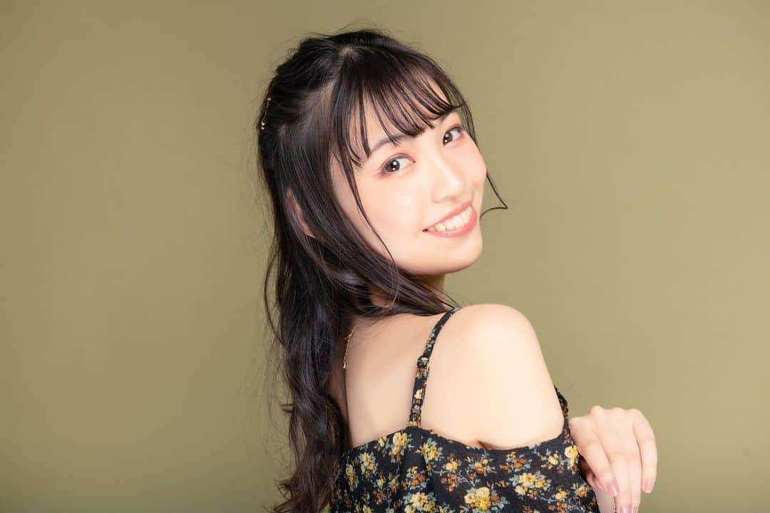 赤山明日香のインスタグラム：「＊ 今年も無事に歳を重ね、 22歳になりました。 周りの方々に支えられ、 色々な経験をした21歳🌸 挑戦できる環境を作ってくれる皆様に 本当に感謝しています。  一つ一つ丁寧に、楽しく、 高いところまで積み上げていけたらなと思います。  22歳、楽しみです！」