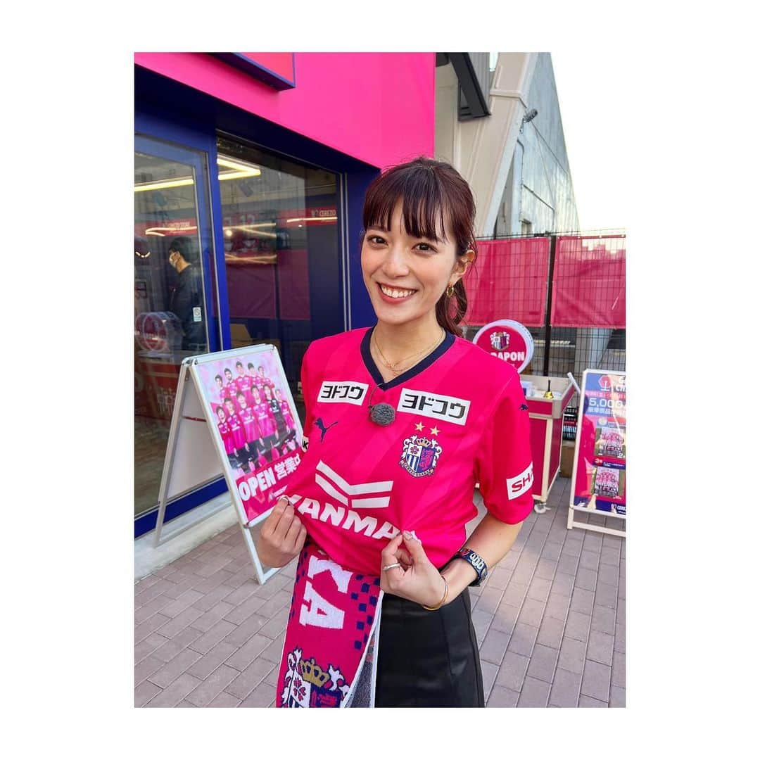 三谷紬さんのインスタグラム写真 - (三谷紬Instagram)「* 明日の『チャント‼︎Ｊリーグ』は⚽️ セレッソ大阪スペシャルです🌸 私、年甲斐もなくミニスカートを履いて “セレ女”になりました🙏 ユニフォームのピンクが やっぱり可愛い！！！💓 セレッソのサポーターの皆さん 優しく迎え入れてくださりありがとうございました。 オンエアは明日11時20分から👀 放送地域外の方も TVerでご覧いただけます。 やっぱりスタジアムは楽しいなぁと 改めて実感した1日でした☺︎ * #セレッソ大阪#cerezo#大阪#セレッソ#ヨドコウ桜スタジアム#桜#サッカー#soccer#football#スタグル#長居#pink#セレ女#ミニスカート#リボン#🎀#チャント#jleague#j#league#j1#テレビ朝日#アナウンサー#三谷紬」3月4日 21時46分 - mitani_tsumugi