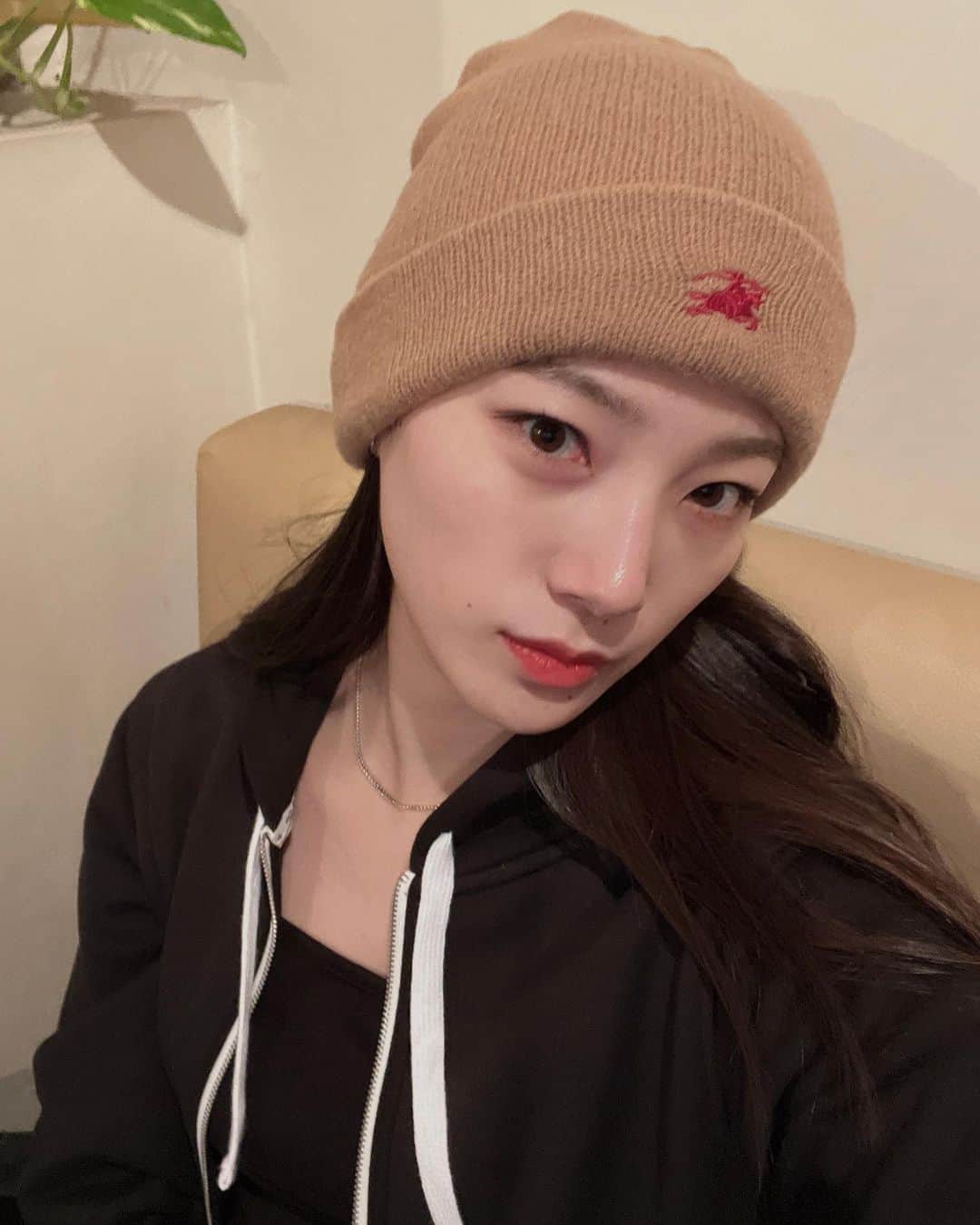 江田友莉亜のインスタグラム：「@burberry 🧸🤎  子供のころからずっとかぶってるニット帽。 物持ち良い: )」
