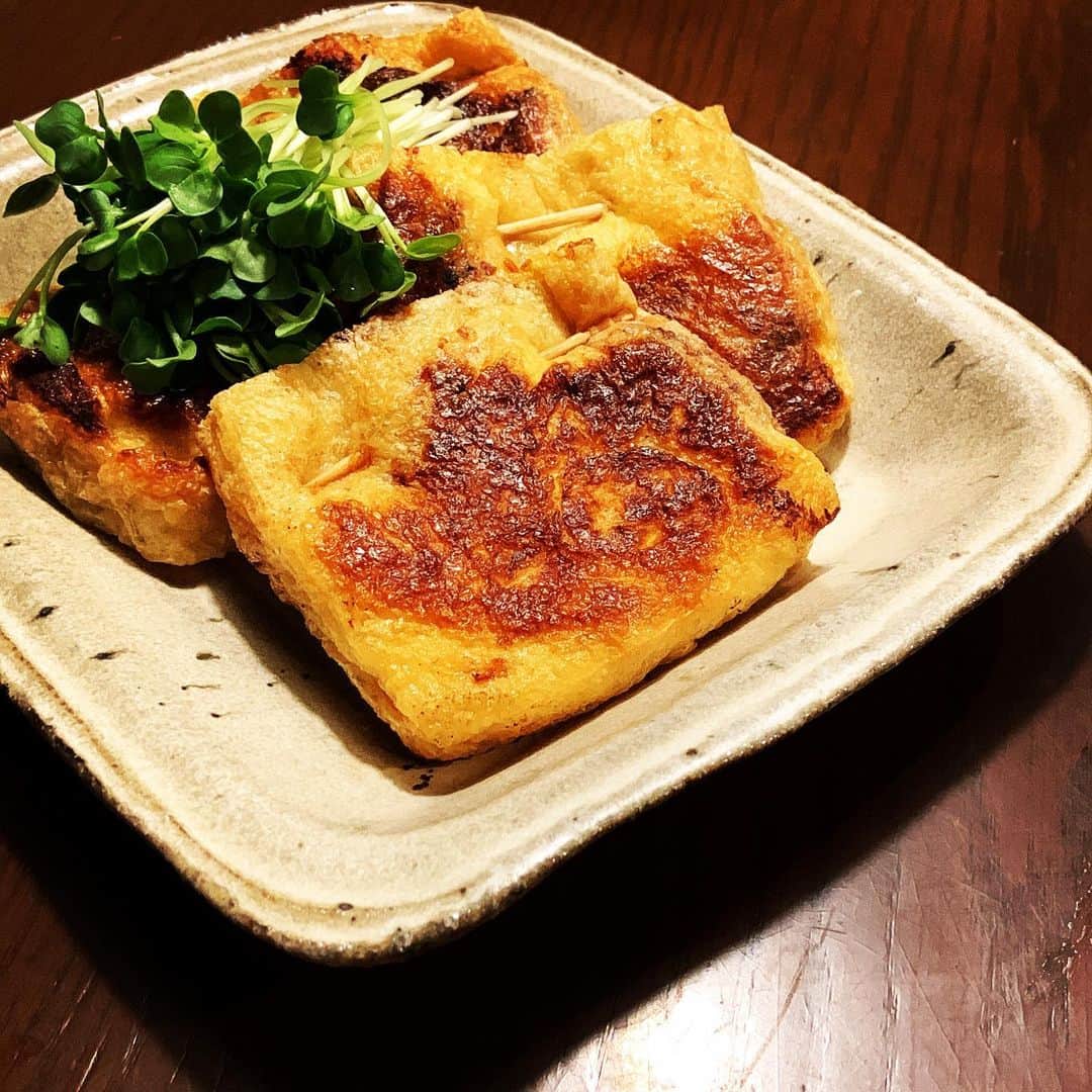 志摩有子さんのインスタグラム写真 - (志摩有子Instagram)「今夜は鯛茶漬け。おつまみ兼副菜にチーズ入りお揚げ納豆。フライパンでぷくっと膨らむまで表面を香ばしく焼く。あっという間にできる簡単おつまみ。ここに刻んだキムチを加えてもよし。  #お揚げ納豆 #簡単おつまみ #副菜の鬼」3月4日 22時02分 - ariko418