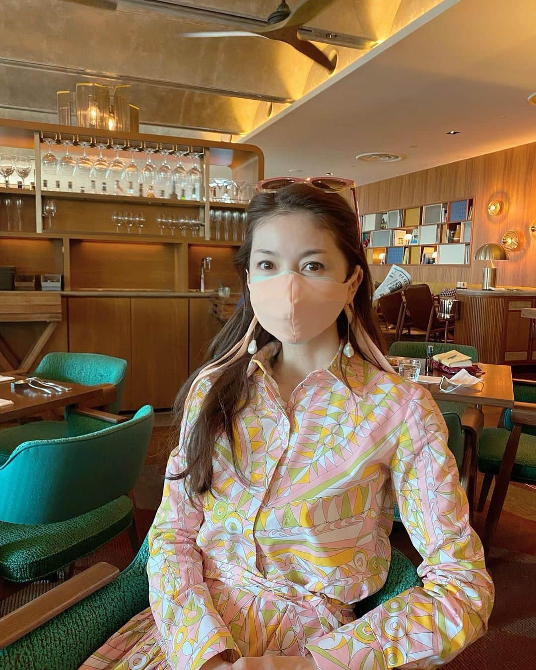 のインスタグラム：「青山グランドHotel 4階「ベルコモ」にて  朝食アラカルトメニューにある 「ブリオッシュのフレンチトースト」 👉🏻2枚目の写真  メニュー名から想像した姿とは真逆なモノが運ばれて来ましたが…だって💦 ブリオッシュ→丸い フレンチトースト→黄色 じゃないですか？  ところが💗✨💗✨💗 美味ーーーーーっ😆‼️  シミシミ過ぎないパン生地は、 熱々の塩キャラメルの衣を まとっているので、 口に運ぶ際に… 納豆の糸を切る？ 飴細工？ の様な動作が必要ですが 香ばしいくて、カリカリがお好きな方→……絶品です❣️ (上あごの火傷にご注意)  ベルコモ・オリジナル モーニングプレートは １つ１つのクオリティが高くて、満足度高し🗼  休日なら眉毛だけ書いて 行っちゃうよね🥰  @aoyamagrand  #青山3丁目 #朝食 #フレンチトースト #ソイラテ #春ワンピース #春ブーツ👢」