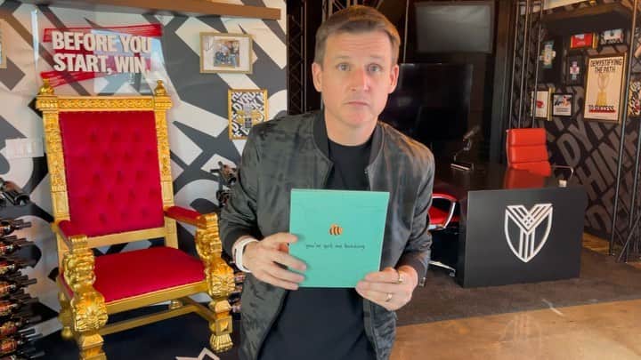 ロブ・ディアデックのインスタグラム：「Oohhhh yooouu got me me buzzin!  IT’S A FOOTNOTES GIVEAWAY! @institchesbrand and @shop_atticsalt are giving away a year’s supply of hilarious Footnotes to one lucky winner! All you gotta do is follow @institchesbrand + @shop_atticsalt and like, comment and save the post on the @institchesbrand page More comments = more entries. Giveaway ends 3/6. Good Luck   @dyrdekmachine #manufacturingamazing」