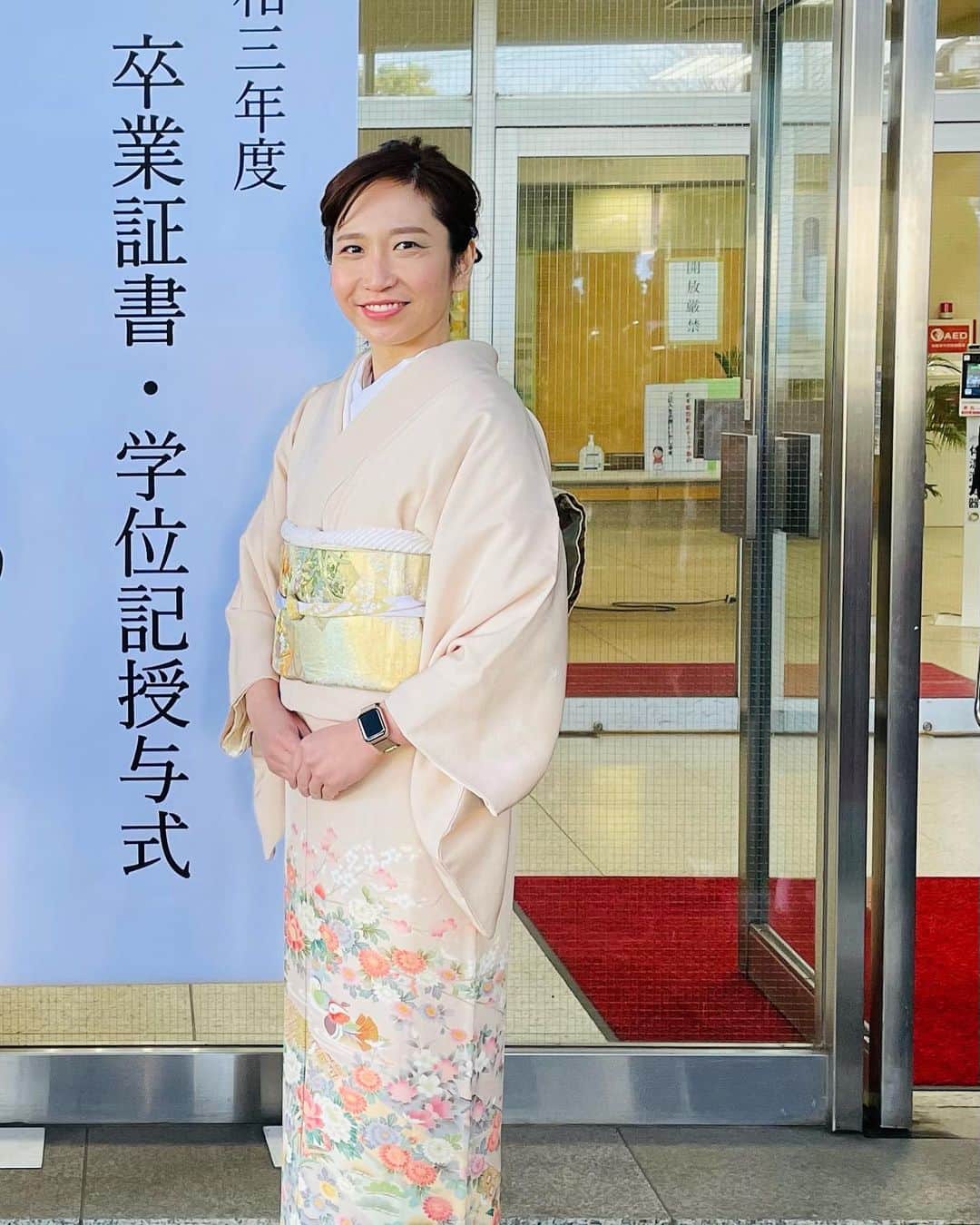 小島亜輝子のインスタグラム：「本日、卒業しました！ 先生方、同期のみんな、先輩後輩、家族、たくさんの方々のおかげで6年間学び卒業することができました。 本当にありがとうございました。  31歳で入学して、医学部に入れた喜びと共に、「めっちゃ浮くかなぁ誰とも友達になれなかったりして…」なんて期待と共に不安もありましたが、入ってみたら全然心配することなかった。 同年代の社会人から来た人たちも、若いみんなも、かまってくれて、本当に楽しい6年間でした。 みんなと同じように夜遅くまで図書館に残ったりとか、食事に出かけたりとか、部活をやったり(コロナ前の話です)は、子どもがいるからほとんどできなかったけど、昼間の講義の合間や実験や実習、試験勉強を一緒にやれて、勝手に、私は一体感みたいなものができて、楽しかった。昼休みに短期集中してダンス部の活動やって学祭やイベントに出られたことも、想定外の楽しさと喜びで、受験頑張ったご褒美をもらえたような気がした！  マリアンナの人たち、先生も先輩も同期と後輩も良い方々ばかり。 卒業式の会場で、6年前に同じ会場で行われた入学式のこと思い出して、今日までの講義、実習、定期試験、そして国試勉強、思い出して、毎日当たり前にあってそして早く終わってほしいと思っていた日々が、もうないのだと思うと寂しくなってしんみり。 私は卒後は群馬で働くから、よほどのことがないともうマリアンナの地を踏まないのだと思うとさらにしんみり。 初期研修でマリに残る子と話してたら、寂しいからいつかみんなと働きたくなって戻ってきちゃうかもしれない？！と思ったり(予定は未定) でもそれくらい、あぁいつかみんなと一緒に仕事できたら面白いだろうなぁ、と思える素敵な仲間でした。 マリに残る子もいるけど、北海道か沖縄まで全国各地に同期が広がるんだなぁ。数年後に話を聞けたら面白いだろうな。 私も、数年後に「あきこさん、今仕事どうですか？」とkeep in touchしてもらえる、みんなにとっておもしろい人でありたいと思いました。  みんなとたーーーーくさん写真撮ったけど、一人一人に肖像権確認してなかったので🤣、投稿に載せるのは自分1人だけの写真にしておきます。 でも写真欲しいから、私と一緒に撮ってくれた人、LINEアルバム共有でも、直接連絡でも良いので是非ください😍  代わりに6年前の入学式の写真を載せときます👉🏻swipe！  みんな春から研修医、頑張りましょう！！出逢ってくれてありがとうございました😌💕  #医学部　#卒業式　#医学部再受験　#もうすぐ #女性医師」