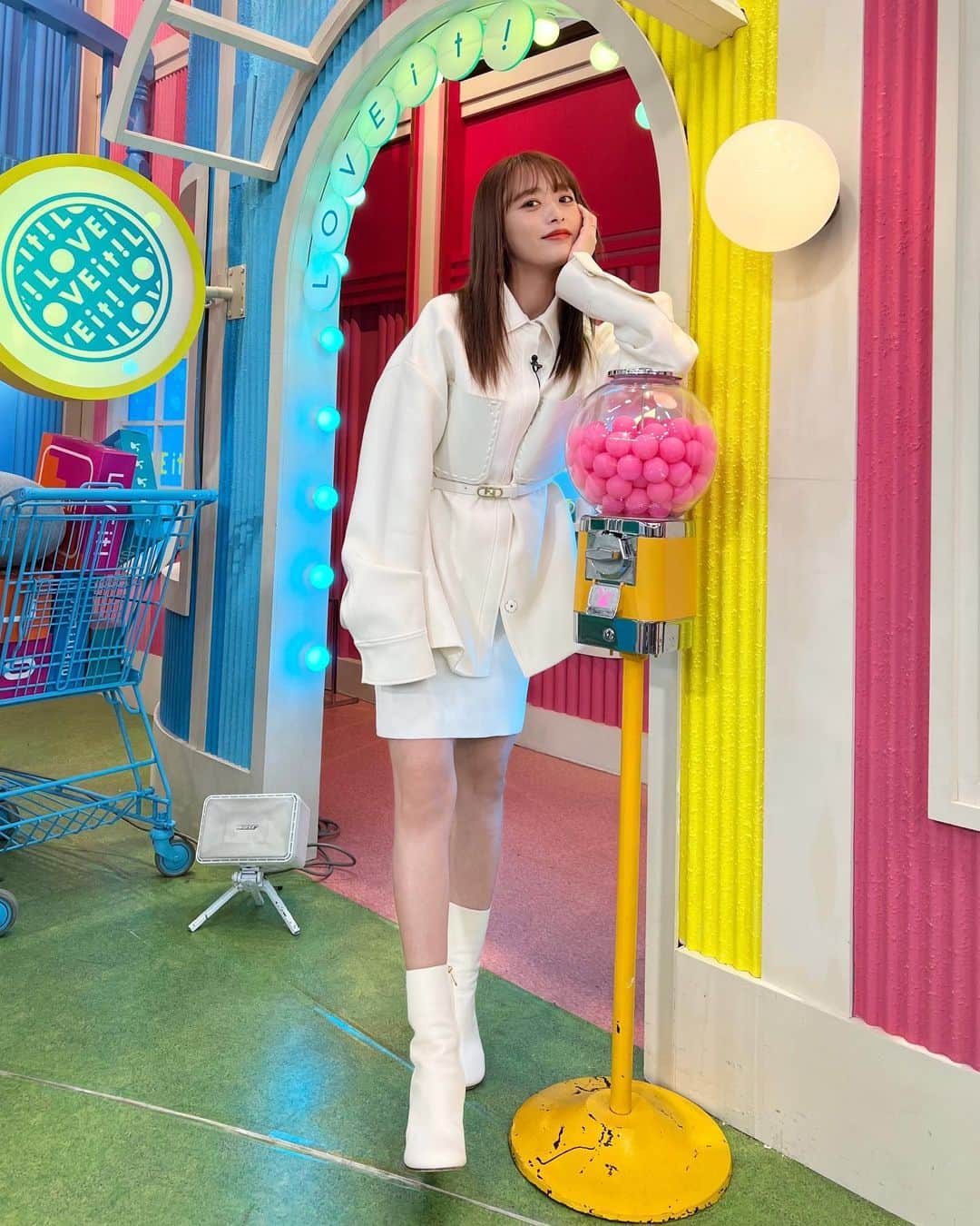 近藤千尋のインスタグラム：「今日のラヴィット生放送も ありがとうございました💕📺 朝から、かつやさんを 食べることができて幸せ✌️😍笑 全身　@fendi  の衣装🤍🤍 オールホワイトでした！😇 今日は一日収録でいろんな 美味しいものを食べて お腹がパンッパン！！笑🐷💓  改めて幸せな仕事をさせてもらえてると実感。 感謝しながら寝よう🥱✨  みなさんも、1週間 お疲れ様でしたー❤️✌️☺️」