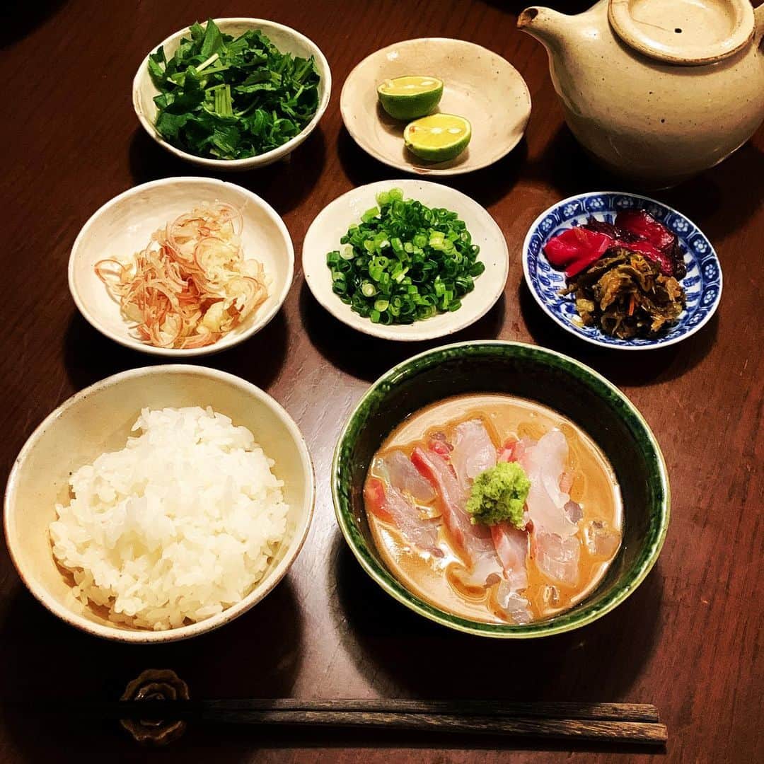 志摩有子さんのインスタグラム写真 - (志摩有子Instagram)「久しぶりに鯛茶漬け。薬味を用意してタレを合わせて、鯛を切るだけ。簡単だけど家族みんなが喜ぶメニュー。  #鯛茶漬け」3月4日 22時57分 - ariko418
