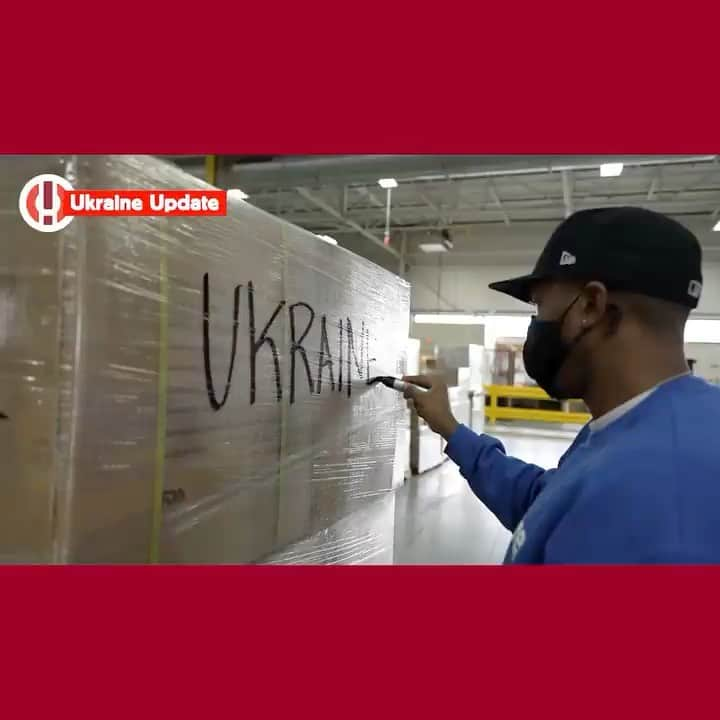 トニー・ゴールドウィンのインスタグラム：「The Russian invasion of Ukraine has triggered a refugee crisis. In one week more than 1 million people have fled to neighboring countries–and there is no end in sight. @Americares is responding. They have an emergency response team on the ground in Poland right now, and they are sending 3 tons of medicine (+ more shipments to follow). Please join me in supporting @Americares if you are able! Link in bio.」