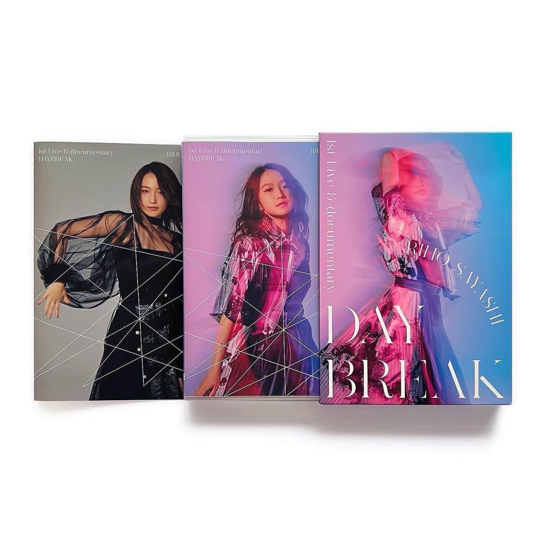 鞘師里保のインスタグラム：「4/6 リリース【RIHO SAYASHI 1st Live & documentary -DAYBREAK-】Blu-ray  パッケージが出来上がりました🎬 今回の為だけに撮り下ろしたものです😉  私の再スタートを詰め込んだ、初の映像作品になります。  この時のことを思うと、胸がきゅっとする。 珍しく感情を剥き出しにしてます。  まだ去年の事なのに、今の自分もDAYBREAKの時の自分と全然違うから不思議です。  過去があってこそ、DAYBREAKがあるし、 DAYBREAKがなかったら、Reflectionにはならなかった。今も次へのヒントが生まれる日々です。  ライブ、ドキュメンタリー、ブックレット。 こうして形にできた今、 皆さんにも見て頂けたら嬉しいです。❤️」