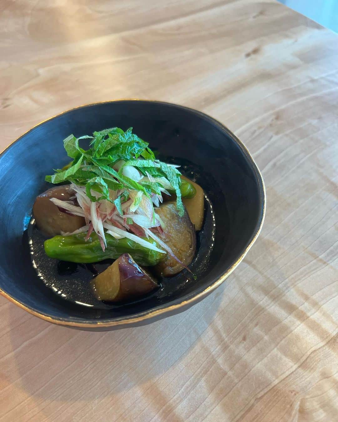 のインスタグラム：「久しぶりに作っちゃった🤤  季節野菜では、ないんだけど、ナスを使って🍆 食欲沸かない時でも食べれる❤️  〜作り方〜 麺つゆとカンタン酢を1:1で混ぜて、味味をしながらお水で薄めていく🙆‍♀️  そして、野菜を素揚げしたらタレに入れて冷蔵庫で冷やす！  食べる前に大葉やみょうが、生姜の千切りをたーっぷりのせれば出来上がり♪  妊娠中とか酸っぱいの食べたくて作ってた🤤❤️  仲良いヘアメイクさんのお家で食べてからハマって作ってます😘  お料理得意なお友達居るとレシピ共有し合えて助かるよね♡  また何か良さそうなのあればシェアするね〜！ 今日も素敵な一日を〜♡」