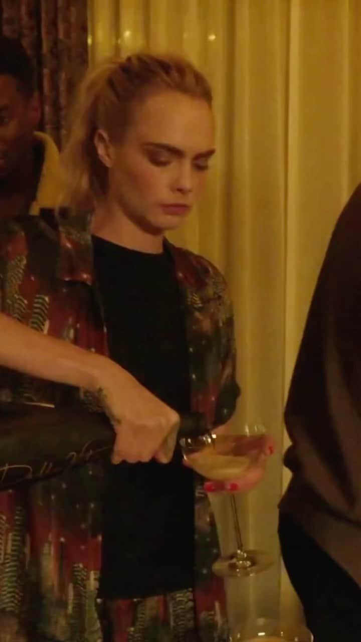 カーラ・デルヴィーニュのインスタグラム：「Cueing up for a big Friday night. @caradelevingne」