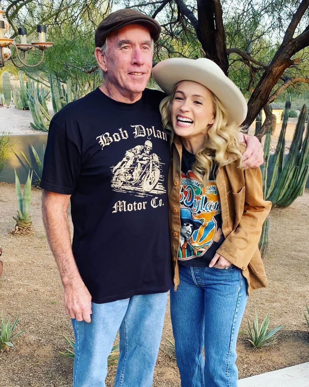 リンジー・ゴートのインスタグラム：「never laughed, actually had no fun at all with my dad seeing @bobdylan last night 😂 i supremely embarrassed him with my floor stomping and hysterical screaming. a couple times he pretended not to know me. but i had the car keys so.」