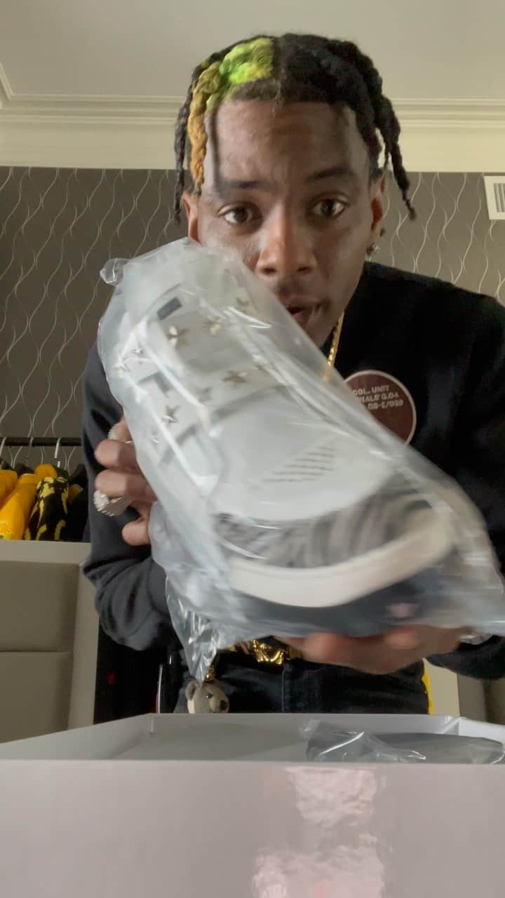 ソウルジャ・ボーイ・テレムのインスタグラム：「#SouljaStars unboxing @souljastarsbrand 👟⭐️」