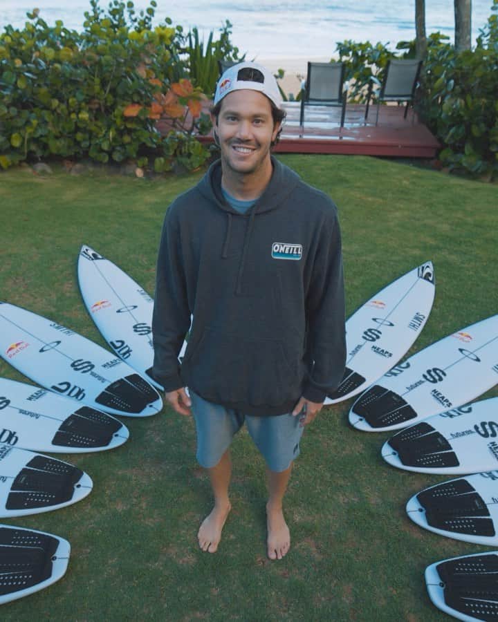 ジョーディ・スミスのインスタグラム：「Tune in tomorrow for Ep 6 of Silver Linings. After two years away I finally got back to Hawaii but the excitement was short lived.   @oneillusa @oneilleurope」