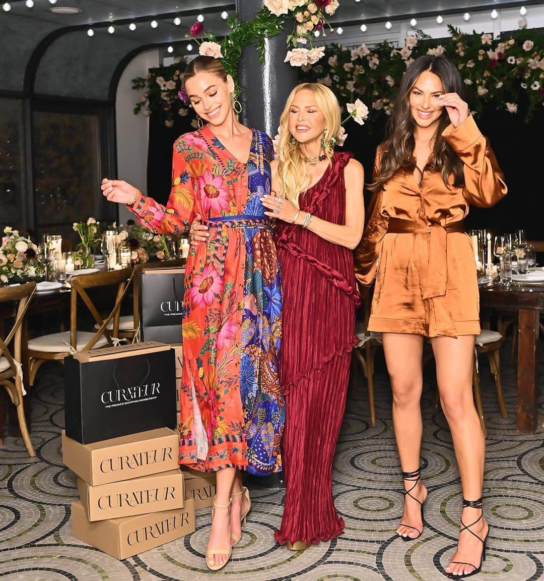 Elizabeth Turnerさんのインスタグラム写真 - (Elizabeth TurnerInstagram)「best night with these ladies 🥰 so honored to be included in this group 🙏🏼 thank you @curateur @rachelzoe we love you 🥰 and thank you to my girls @lizzymathis & @kaseycrook 🍸」3月5日 7時19分 - elizabethcturner