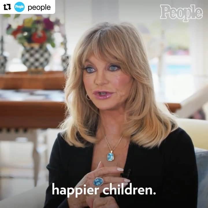 のインスタグラム：「Honored to be named one of @people’s 2022 Women Changing the World ❤️  I am so proud of the work I have been doing with @MindUP for 20 years to help children’s mental stability. MindUP has now been implemented in 28 countries globally 🌍  Thank you PEOPLE for showing recognition for one of the most important passions of my life.」
