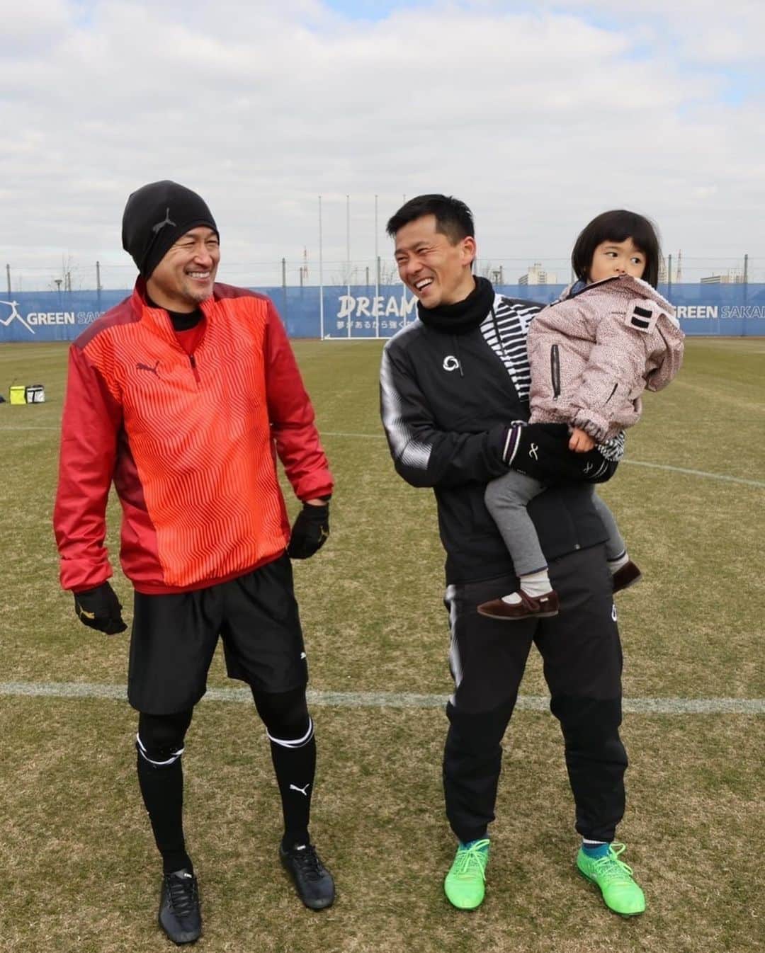 渡邉将基さんのインスタグラム写真 - (渡邉将基Instagram)「引退の最後を 僕がサッカーを始めたキッカケ、永遠の憧れの カズさんとサッカーして終われました。 そこに家族も呼ばせて頂いて、プレーしてる姿を見てもらえました。  最高のサッカー人生。  最高の引退でした。  #サッカーの神様 #ありがとう」3月5日 17時42分 - masakiwatanabe1202
