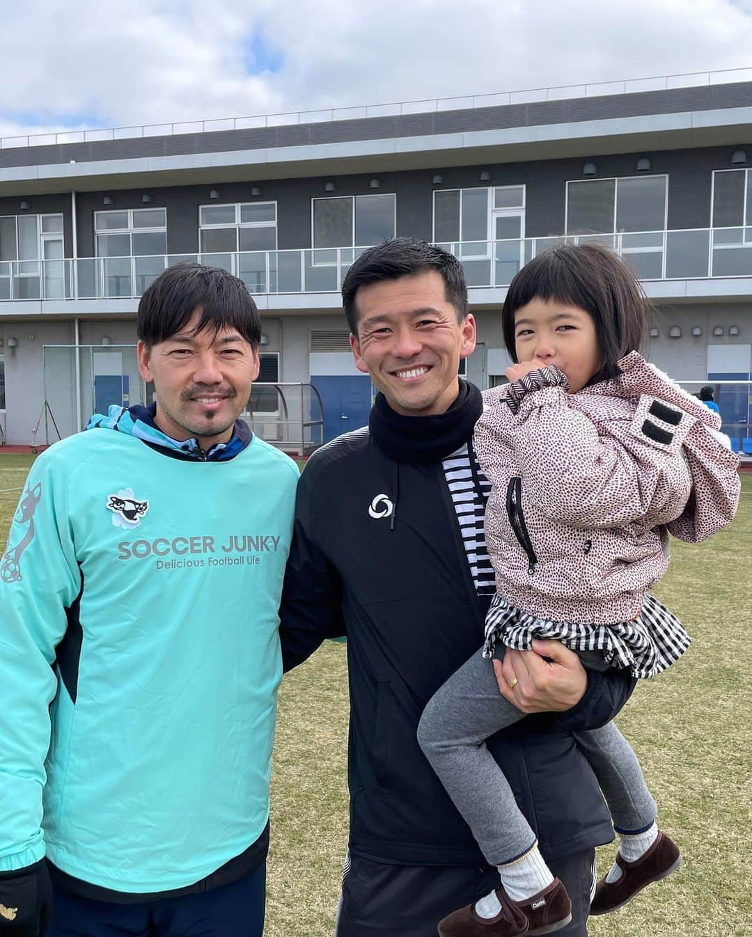 渡邉将基さんのインスタグラム写真 - (渡邉将基Instagram)「引退の最後を 僕がサッカーを始めたキッカケ、永遠の憧れの カズさんとサッカーして終われました。 そこに家族も呼ばせて頂いて、プレーしてる姿を見てもらえました。  最高のサッカー人生。  最高の引退でした。  #サッカーの神様 #ありがとう」3月5日 17時42分 - masakiwatanabe1202