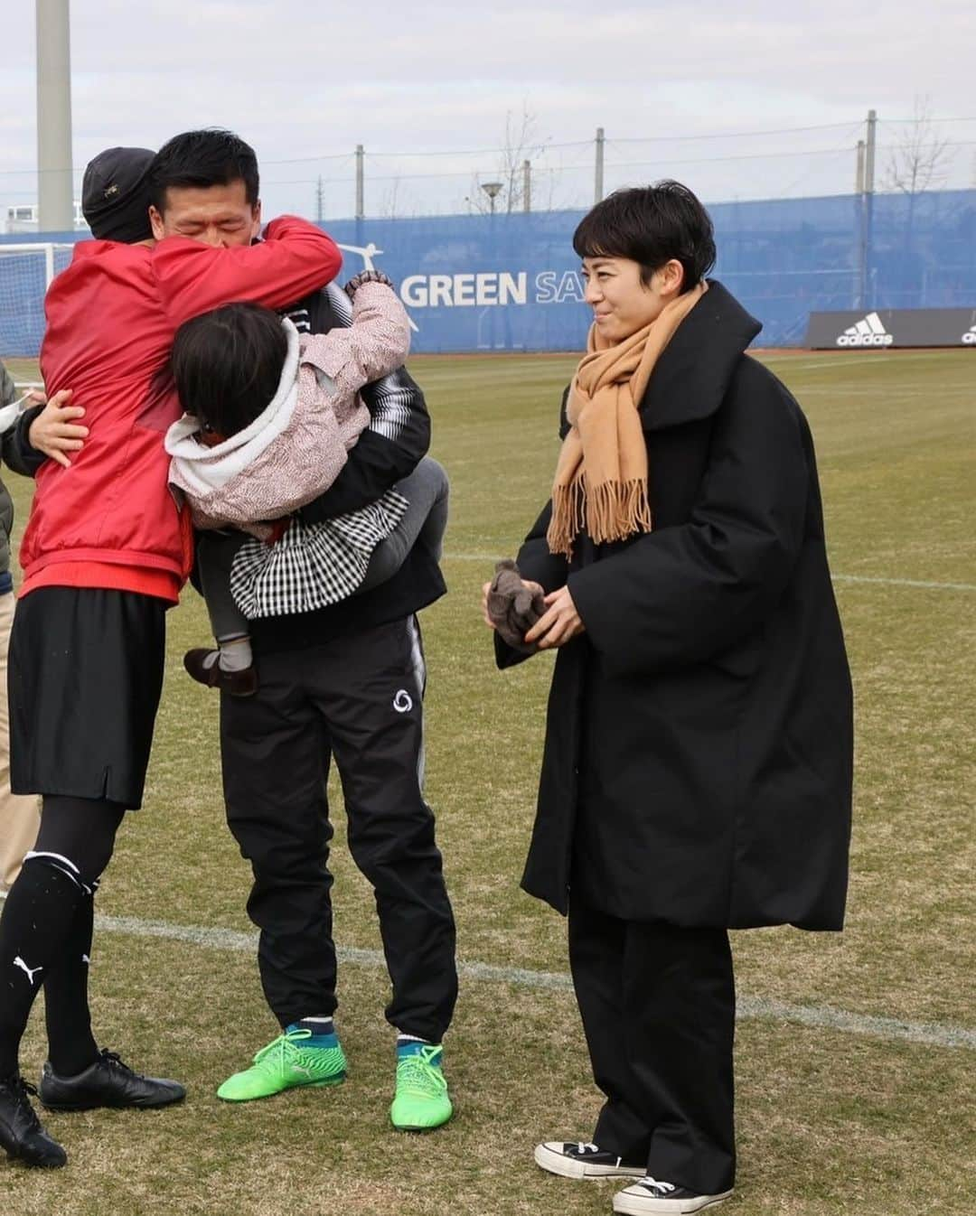 渡邉将基さんのインスタグラム写真 - (渡邉将基Instagram)「引退の最後を 僕がサッカーを始めたキッカケ、永遠の憧れの カズさんとサッカーして終われました。 そこに家族も呼ばせて頂いて、プレーしてる姿を見てもらえました。  最高のサッカー人生。  最高の引退でした。  #サッカーの神様 #ありがとう」3月5日 17時42分 - masakiwatanabe1202