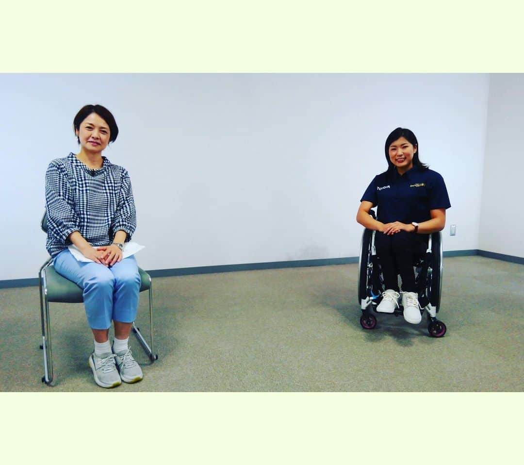 のインスタグラム：「🥇 村岡桃佳選手2大会連続の金メダル🥇 おめでとうございます‼️ やはり冬のアルペンスキーの女王ですね。  平昌パラリンピック終了後、２０１９年に東京パラリンピックで陸上１００mを目指すと宣言。その際、取材をさせて頂きました。 「スキーで使う筋肉は、全く役に立たない。一からのスタート」と笑顔で語り、敢えていばらの道のニ刀流を楽しんでいるかのようでした。代表の座をつかんだ東京パラリンピックでは見事6位入賞。何とタフなパラリンピアン‼️と感動したのも束の間。 あの夏のレースから半年余りで北京のゲレンデに姿を現したのです。 鍛え上げられた上半身と体幹が更に村岡選手を強くしたのだと思います。  桃の節句🍑に生まれた桃佳選手が今回も沢山メダル🏅を獲得してくれる事でしょう‼️  #村岡桃佳選手 #北京パラリンピック #アルペンスキー女子滑降座位  #二刀流 #挑戦する意欲 #まだまだ応援」