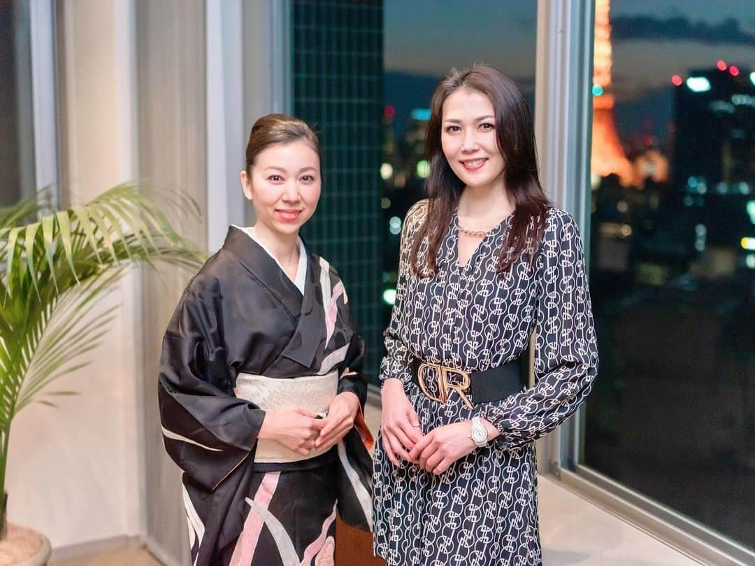 のインスタグラム：「＿＿＿＿＿毎瞬美＿＿ 所作は心を映し出す と言われるとおり ⁡ あなたの日々の思考が 動作を作り出します ⁡ 綺麗に歩きたい と思うならば 日々の所作を磨くこと ⁡ 所作を美しくされたいならば 日々の在り方を磨くこと ⁡ 美しい生き方を探究して 辿り着いたのが 「禅」と「茶道」でした ⁡ ここには 日常から美しく在る心構えが 詰まっています ⁡ さて今日の１日 どんな所作を美しくしましょ ⁡ まずは良く目につく『手元』から ⁡ 携帯を打つ指先 物を持つ指先 ⁡ ここに意識を向けて 今日の１日を過ごしてみて ⁡ ⭐︎ ⁡ そんな所作と在り方を深められるコラボレッスン開催します ⁡ テーブルスタイル茶道代表 土屋瑠美さんとの 茶道から紐解く在り方 @tsubakinokai  ⁡ 私からは 美動作から整える魅せ方をレクチャー ⁡ 品格ある美しさを纏いたい方はぜひご参加下さいね♡   世界大会に行かれる方は日本人の教養を身につけて🇯🇵 ⁡ 3月20日(日)10時半から12時半 東京汐留サロン 会費：13000 お申込みは先着順➡️残席1名 https://forms.gle/Ngf5SCBjyegQkEhB7 ⁡ @asaikayoko プロフィールリンクをクリックして1番上にお申込みフォームあります  ⁡ 〜歩き方次第で世界が変わる〜  全ては自分と向き合うことから ⁡ ＿＿＿＿＿＿＿＿⭐︎＿＿＿＿＿＿＿ ⁡ 「在り方・歩き方・日常の所作」で あなたの存在そのものを輝きにする MUSEL Walking & Life Academy ⁡ 👠レッスン申込みは @asaikayoko プロフィールURLから ⁡ 👠LINE公式でレッスン案内しています。お友達登録してね ⁡ #浅井香葉子 #musel #lifeshiftwalking #ライフシフトウォーキング #walkmylife #ウォーキング講師 #ウォーキングレッスン #ハイヒールウォーキング #美女しぐさ #美しぐさ #在り方 #マインド #美動作 #毎瞬美 #テーブルスタイル茶道 #着物 #東京タワー #夜景」