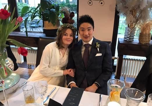 小澤竜己さんのインスタグラム写真 - (小澤竜己Instagram)「ご報告があります。  この度サッカー選手としてプレーする事を終える決断をしました。  この1〜2年ずっと足に問題を抱えていて騙し騙しプレーしていたんですが、去年の10月頃から全く騙しきれないような状態にまでなってしまっていました。  今まで試合も練習も全力でやるのが自分の良さで、いつも笑顔で練習に行き、大好きなサッカーを楽しんでプレーしたいのに、毎回のように足がおかしいとネガティブな言葉を発し、練習も激しい練習になると別メニューにしてもらう事が多く、自分がチームに迷惑をかけてる、そして自分自身もサッカーを楽しめない日々が続いて本当に苦しい葛藤の毎日でした。  今年に入ってからもやれるなら6月末のシーズン終了までやり切りたいと監督と話して、本当に優しく理解のある監督のもと、やれる練習は合流しやれないメニューは別メニューで調整させてもらっていたんですが、どこかでチームに全合流してやれるかどうか判断しないとと思い、2月3日にフル合流をした日の最後の練習でまた悪化させてしまったので、さすがにと思い自分からチームに話しに行き決断しました。  外国人選手として1番シビアに評価されないといけないのに最後の最後まで迷惑をかけながらも温かい言葉で励まし僕のやりたいところまで尊重してくれた監督、チームメイト、そしてチームスタッフには本当に感謝しています。  怪我の多いサッカー選手人生でしたが、本当にたくさんの人に支えてもらい、6か国13チームで自分の足が限界になるまでプレーする事が出来ました。  たくさんの支えてくれた皆さんに本当に感謝しています。 ありがとうございました！  そしてプライベートなニュースでは2月26日無事結婚式を終えることが出来ました。 まだコロナ禍の状況で隔離があったり式場も人数制限があったりで思うように人も集められない小さな式になってしまったのが心残りですが、これから夫婦2人で協力して幸せな人生を作っていきます。  今後についてですが、奥さんの配偶者ビザの手続きに入っていて、ビザが取得でき次第2人で日本に移住して大阪の高槻市で立ち上げる少年用のクラブチームで指導者としての新たな生活をスタートさせます。  引き続き大好きなサッカーに情熱を持って関わっていき、次世代の選手を育てていけるように頑張っていきます！ 今後ともよろしくお願いします‼︎  #retire #現役引退 #小澤竜己 #名古屋fc #青森山田 #fc東京 #ガイナーレ鳥取 #ブラウブリッツ秋田 #タイ #ラトビア #インド #フィリピン #ポーランド #国際結婚 #感謝 #奥坂fc #日本移住 #大阪 #京都 #lipno #stęszew #poznan #poland」3月5日 18時30分 - ryuki880206