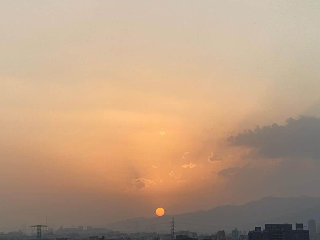 浅本美加のインスタグラム：「☀️🕊  All of us are praying for peace  #peace#prayer#society#people#paix#평화  #sunset#sunrise#tramonto#soleil#석양#🕊」