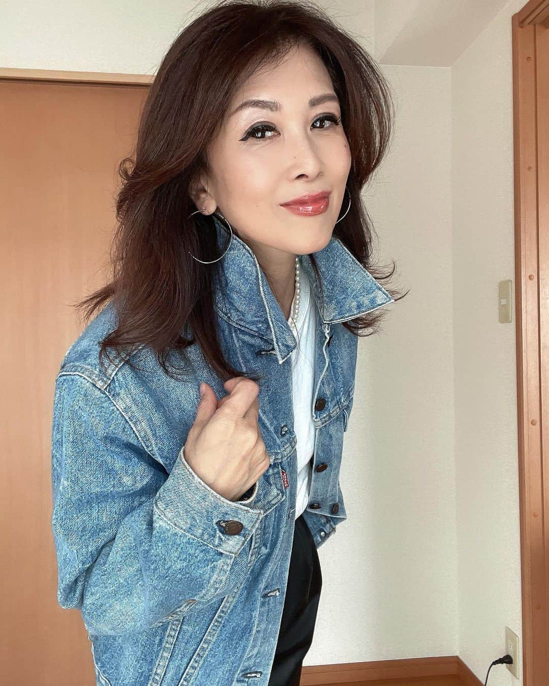 Naoko（なおこ）さんのインスタグラム写真 - (Naoko（なおこ）Instagram)「🤧 🤧 🤧 今日の 花粉は ひどかった  中途半端な 髪の長さ  耐えて 伸ばせるか どうか、、、  セットも難しくなります  ポイントとして 分け目は、 わざと、ぼかしたほうが かっこいいと わたしは思って あえて クシャクシャに します  やってみてください  抜け感？、、、 こなれ感？  知らんけど😑  懐かしの サーファーカット まだまだ 遠い  #筋トレ #筋トレ女子 #筋トレダイエット #筋トレ女子と繋がりたい #筋トレで減量 #くびれ#美ボディ #アラフィフ#なおこ語録#アラフィフコーデ#筋トレ日記 #筋トレ生活 #ボディメイク #50代の筋トレ #熊本 #アンチエイジング#kumamoto #Trainingmotivation #Bodybuilding#Muscletraining #fitnessmodel#training #workoutvideo #gymgirl#Housemusiclove」3月5日 18時53分 - smile_naohibi