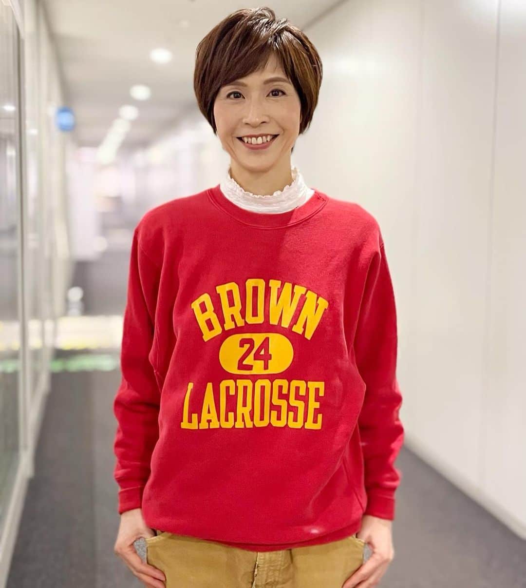 今村涼子さんのインスタグラム写真 - (今村涼子Instagram)「#古着コーデ#古着スウェット #リバースウィーブ #championreverseweave  #単色タグ#大人女子#大人古着女子 #春一番#スェット日和 #赤と黄色」3月5日 18時56分 - ryoko.imamu